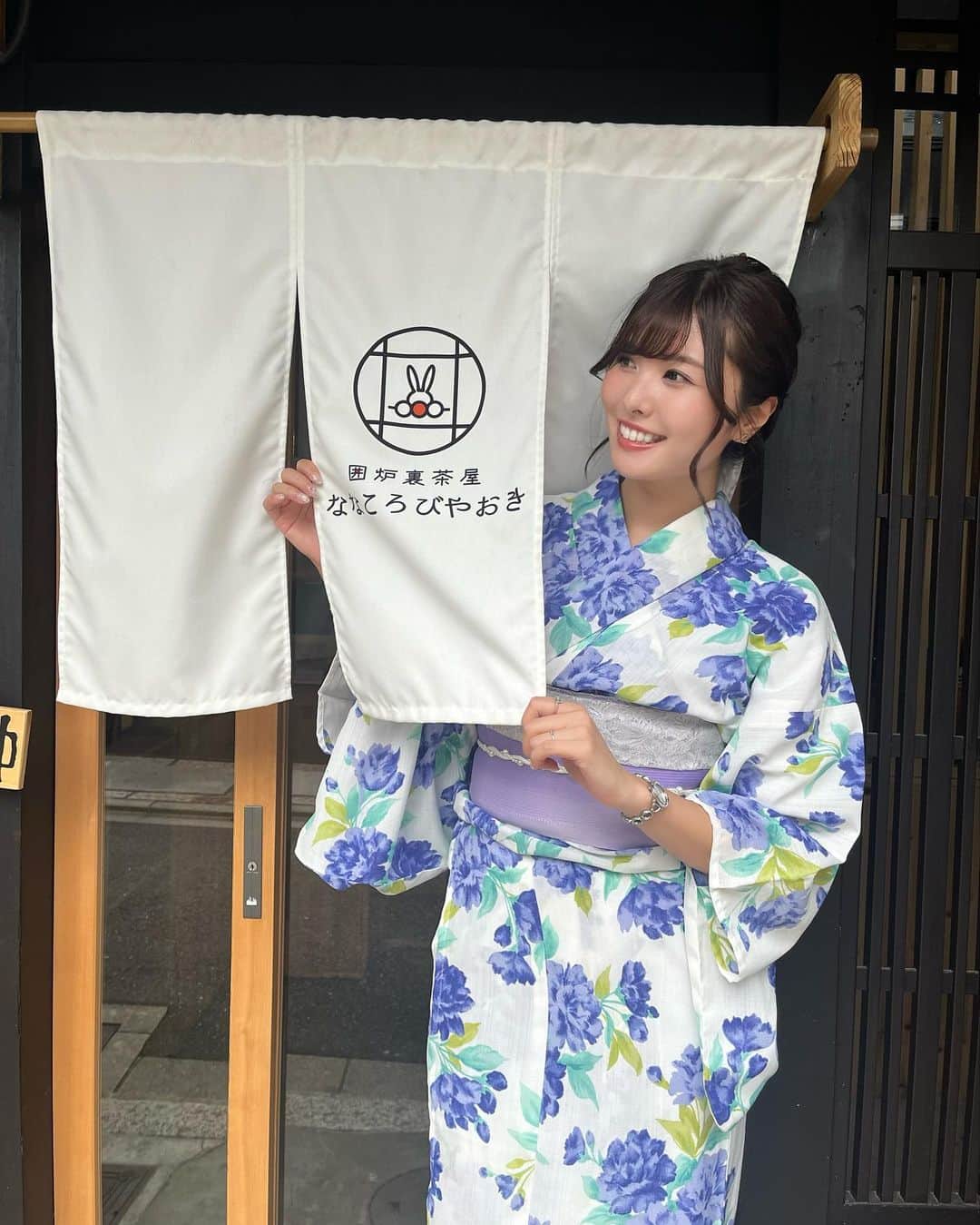 YOUKORINさんのインスタグラム写真 - (YOUKORINInstagram)「自分で焼くお団子🍡 @nanakorobiyaoki.gionyasaka   七転び八起きセットを注文💓 ぐつぐつしてるのは石焼き京だんご🤍 白玉がもちもちで美味しかった🤤 餡が選べて 琥珀のみたらしと 蜂蜜アーモンドミルクをシェア🍯  試験管に入ってるのが日本茶で 6種類から選べるよ❣️  大好きな生麩も入ってて豪華すぎた🥺✨  ○セット内容 ・石焼き京だんご（自家製白玉8個入り） ・自家製京だんご2本、生麩2本、お揚げさん1本、生八つ橋1本 ・選べる日本茶 ・バニラアイス（石焼き京だんごの餡をかけられる）  📍 京都府京都市東山区松原町276-1  PR @nanakorobiyaoki.gionyasaka #囲炉裏茶屋ななころびやおき祇園八坂店 #京都カフェ #祇園カフェ #京都和カフェ #京都だんご #生麩 #京都グルメ #祇園グルメ#京都#京都観光#Kyoto#yukata」8月20日 10時31分 - xxy0uc0riinxx