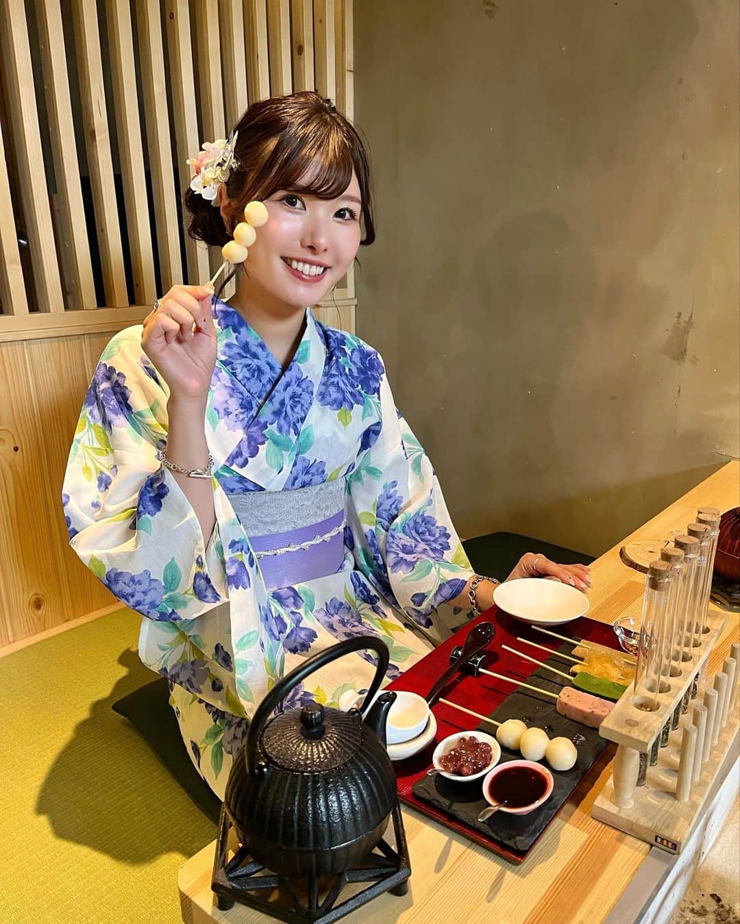 YOUKORINさんのインスタグラム写真 - (YOUKORINInstagram)「自分で焼くお団子🍡 @nanakorobiyaoki.gionyasaka   七転び八起きセットを注文💓 ぐつぐつしてるのは石焼き京だんご🤍 白玉がもちもちで美味しかった🤤 餡が選べて 琥珀のみたらしと 蜂蜜アーモンドミルクをシェア🍯  試験管に入ってるのが日本茶で 6種類から選べるよ❣️  大好きな生麩も入ってて豪華すぎた🥺✨  ○セット内容 ・石焼き京だんご（自家製白玉8個入り） ・自家製京だんご2本、生麩2本、お揚げさん1本、生八つ橋1本 ・選べる日本茶 ・バニラアイス（石焼き京だんごの餡をかけられる）  📍 京都府京都市東山区松原町276-1  PR @nanakorobiyaoki.gionyasaka #囲炉裏茶屋ななころびやおき祇園八坂店 #京都カフェ #祇園カフェ #京都和カフェ #京都だんご #生麩 #京都グルメ #祇園グルメ#京都#京都観光#Kyoto#yukata」8月20日 10時31分 - xxy0uc0riinxx