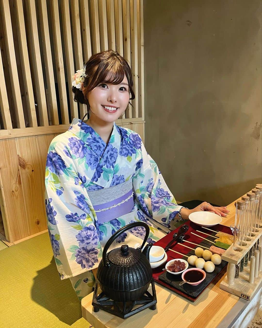 YOUKORINさんのインスタグラム写真 - (YOUKORINInstagram)「自分で焼くお団子🍡 @nanakorobiyaoki.gionyasaka   七転び八起きセットを注文💓 ぐつぐつしてるのは石焼き京だんご🤍 白玉がもちもちで美味しかった🤤 餡が選べて 琥珀のみたらしと 蜂蜜アーモンドミルクをシェア🍯  試験管に入ってるのが日本茶で 6種類から選べるよ❣️  大好きな生麩も入ってて豪華すぎた🥺✨  ○セット内容 ・石焼き京だんご（自家製白玉8個入り） ・自家製京だんご2本、生麩2本、お揚げさん1本、生八つ橋1本 ・選べる日本茶 ・バニラアイス（石焼き京だんごの餡をかけられる）  📍 京都府京都市東山区松原町276-1  PR @nanakorobiyaoki.gionyasaka #囲炉裏茶屋ななころびやおき祇園八坂店 #京都カフェ #祇園カフェ #京都和カフェ #京都だんご #生麩 #京都グルメ #祇園グルメ#京都#京都観光#Kyoto#yukata」8月20日 10時31分 - xxy0uc0riinxx