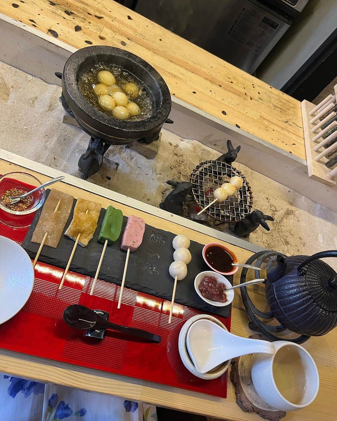 YOUKORINさんのインスタグラム写真 - (YOUKORINInstagram)「自分で焼くお団子🍡 @nanakorobiyaoki.gionyasaka   七転び八起きセットを注文💓 ぐつぐつしてるのは石焼き京だんご🤍 白玉がもちもちで美味しかった🤤 餡が選べて 琥珀のみたらしと 蜂蜜アーモンドミルクをシェア🍯  試験管に入ってるのが日本茶で 6種類から選べるよ❣️  大好きな生麩も入ってて豪華すぎた🥺✨  ○セット内容 ・石焼き京だんご（自家製白玉8個入り） ・自家製京だんご2本、生麩2本、お揚げさん1本、生八つ橋1本 ・選べる日本茶 ・バニラアイス（石焼き京だんごの餡をかけられる）  📍 京都府京都市東山区松原町276-1  PR @nanakorobiyaoki.gionyasaka #囲炉裏茶屋ななころびやおき祇園八坂店 #京都カフェ #祇園カフェ #京都和カフェ #京都だんご #生麩 #京都グルメ #祇園グルメ#京都#京都観光#Kyoto#yukata」8月20日 10時31分 - xxy0uc0riinxx