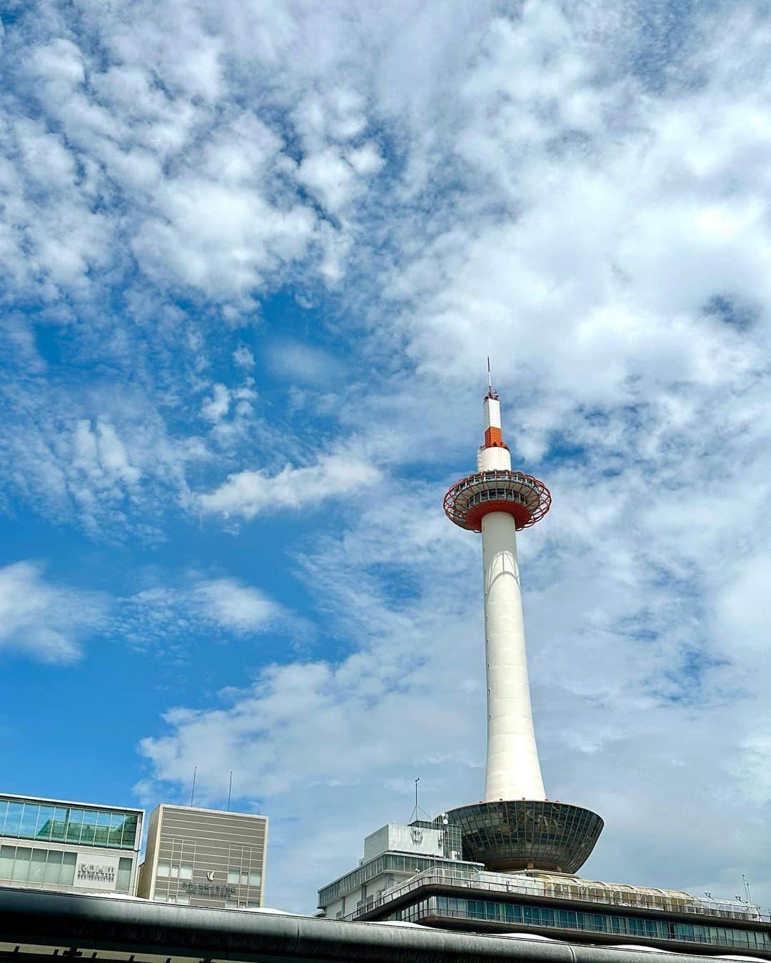 林家あずみさんのインスタグラム写真 - (林家あずみInstagram)「京都帰省2日目は小学生から大切なお友達しのちゃんが天ぷらのコースランチをご馳走してくれた✨美味しく贅沢で楽しすぎるあっという間の時間だぁ❤️  払う！ダメェ！のやり取りで揉めるもご馳走になってしもた✨  夜は父清と母美佐子が私の大好物の揚げ物を😍  エビフライのタルタルも清の自家製。 ドレッシングも清の自家製。  最高に美味しかった😍 ご飯は2膳食べました😂  #京都帰省 #しのちゃん #両親の手料理 #林家あずみ」8月20日 10時32分 - kurohime424