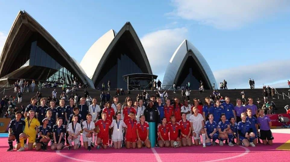 ティム・ケーヒルさんのインスタグラム写真 - (ティム・ケーヒルInstagram)「Best @fifawomensworldcup ever in Australia and New Zealand.  Amazing to watch the @Matildas inspire the nation and all the teams from all over the world share the joy of football.  The quality of football on show was exceptional and I look forward to the final today 🇬🇧 vs 🇪🇸   Experiencing the atmosphere in the stadiums, women's convention, fifa diploma in club management, community tournament at the opera house, fan zones, @fifamuseum and many other activations that I have shared with my family is memories I will never forget.  Thanks @fifawomensworldcup @gianni_infantino #FatmaSamoura @sarai_bareman #australianfederation #nzfederation   #beyondgreatness #fifadiplomainclubmanagement」8月20日 10時34分 - tim_cahill