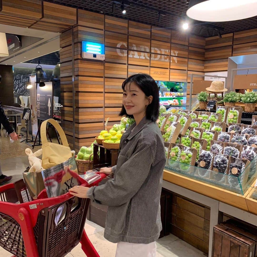 ペク・ジニのインスタグラム：「심부름가서 먹고싶은거사기🧸」