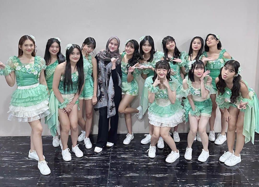 のインスタグラム：「SURABAYA TERIMA KASIH!!! Selalu Petjah!!!! Terima kasih kesayangan-kesayangan aku sudah ikut meramaikan acara kantor ku HHAHA. See ya next time!💜」