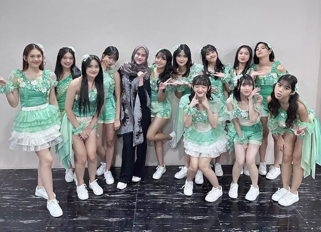 ドゥイ・プトゥリ・ボニタのインスタグラム：「SURABAYA TERIMA KASIH!!! Selalu Petjah!!!! Terima kasih kesayangan-kesayangan aku sudah ikut meramaikan acara kantor ku HHAHA. See ya next time!💜」