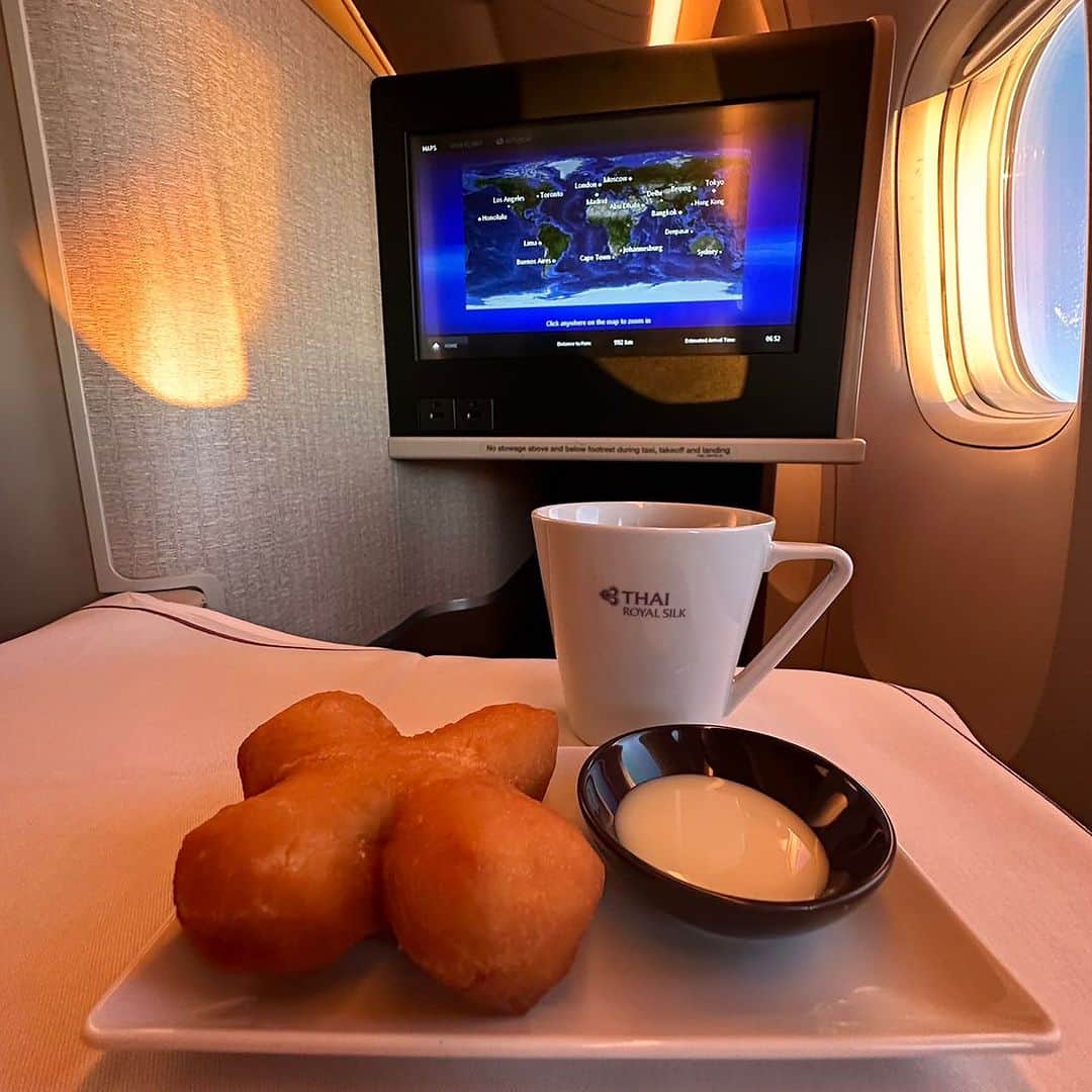 タイ航空のインスタグラム：「Taking breakfast to new heights! 🛫✨ Indulge in the crispy goodness of deep-fried dough sticks, accompanied by the velvety smoothness of our black silk blend coffee. A culinary journey that's as captivating as the view outside your window. 🌅🍩☕  . . . 📸Photo Credit - Olan Soponsiriruk  #thaiairways #smoothassilk #thaiservice #chinesedoughstick #blacksilkblend  #SkyHighBreakfast #ThaiAirwaysCulinary」