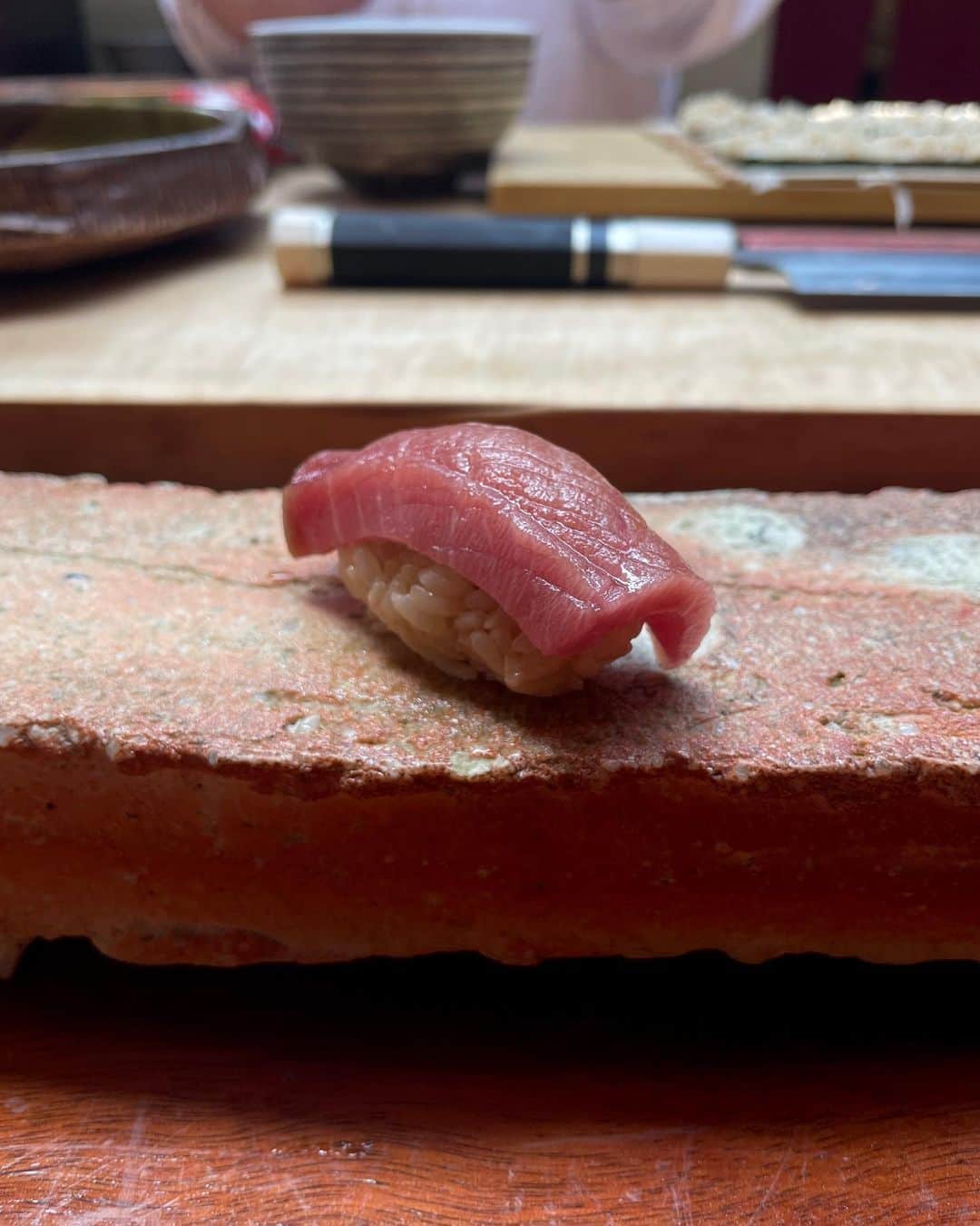 柿本絢菜 (24)さんのインスタグラム写真 - (柿本絢菜 (24)Instagram)「韓屋 (韓国の伝統的な建築様式を使用した家屋)でいただくおまかせ。ジェスンの誕生日ランチで利用させていただきました。  古き良き韓屋(한옥)と、日本文化の代名詞とも言える寿司が絶妙にマッチし、日韓の良いところをじっくり味わえる贅沢な空間。寿司の名前を日本語で伝えてくださるおもてなしの心も嬉しかった。  なによりもね、こんな素晴らしい場所でおまかせをいただけてこのお値段...？お手頃すぎる。人気の理由がわかりました。あんまりカチコチした雰囲気のお店は慣れてないし、カジュアルなおまかせを楽しみたいって方に強くおすすめします。  私はキャッチテーブルという予約アプリで予約。予約も簡単で、なんだかもうすべてが完璧、絶対また来るだろう。ありがとうございました。」8月20日 10時45分 - aa_2.8