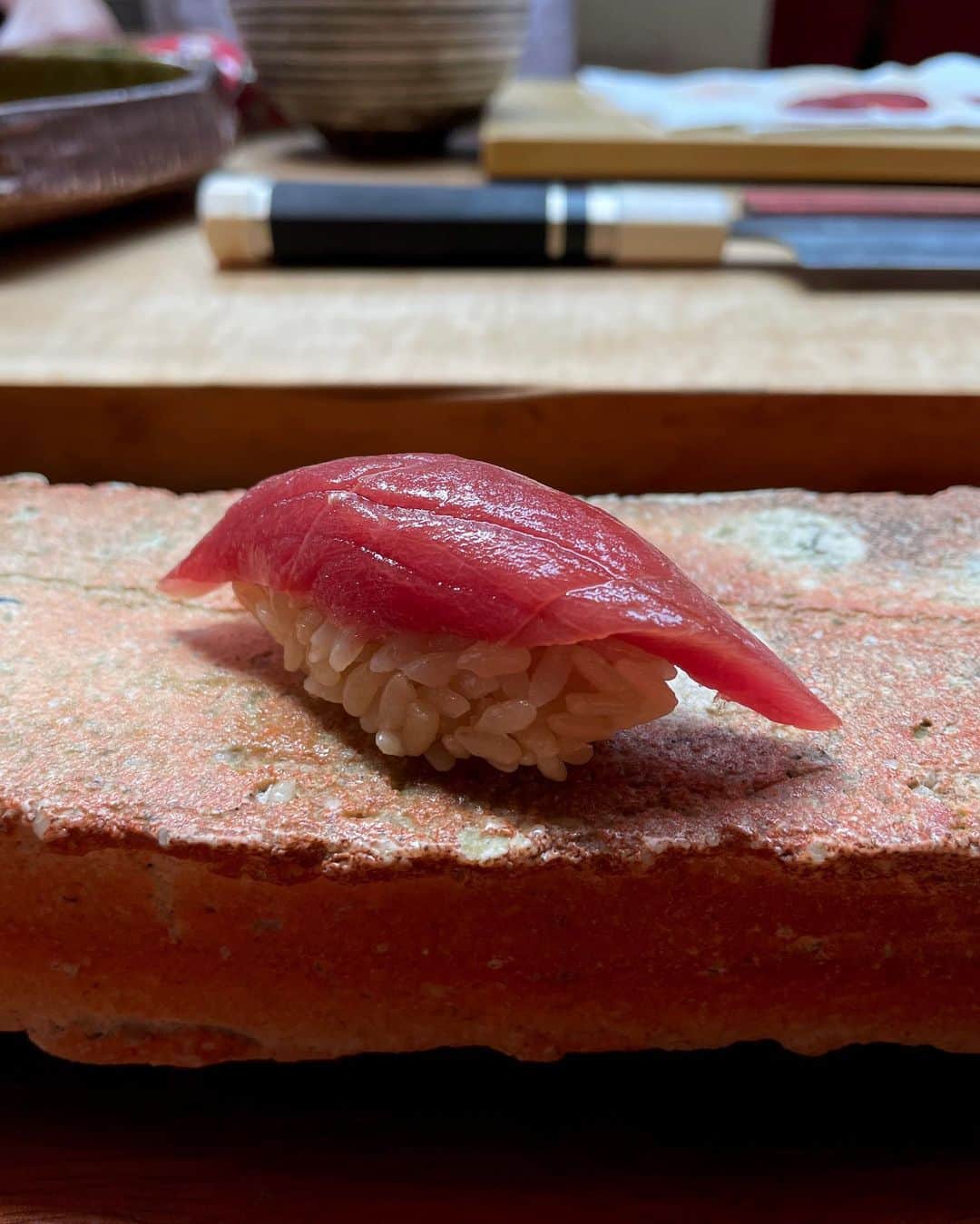 柿本絢菜 (24)さんのインスタグラム写真 - (柿本絢菜 (24)Instagram)「韓屋 (韓国の伝統的な建築様式を使用した家屋)でいただくおまかせ。ジェスンの誕生日ランチで利用させていただきました。  古き良き韓屋(한옥)と、日本文化の代名詞とも言える寿司が絶妙にマッチし、日韓の良いところをじっくり味わえる贅沢な空間。寿司の名前を日本語で伝えてくださるおもてなしの心も嬉しかった。  なによりもね、こんな素晴らしい場所でおまかせをいただけてこのお値段...？お手頃すぎる。人気の理由がわかりました。あんまりカチコチした雰囲気のお店は慣れてないし、カジュアルなおまかせを楽しみたいって方に強くおすすめします。  私はキャッチテーブルという予約アプリで予約。予約も簡単で、なんだかもうすべてが完璧、絶対また来るだろう。ありがとうございました。」8月20日 10時45分 - aa_2.8