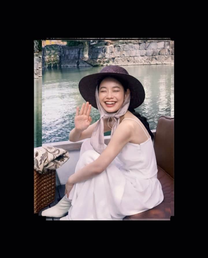 のインスタグラム：「カメラロール整理してたら福岡 柳川にある御花さんのブライダル撮影でドレスを着て川下りさせてもらった楽しい思い出が出てきた👰🏻‍♀️🌿 行ってきまーすの写真撮ってもらってたんだ👋🏻  お屋敷の近くにあったカバ印のアイスキャンデーも美味しかったなぁ🦛🧊 (てぬぐいがなんか可愛くて思わず買ってしまったよ笑)」