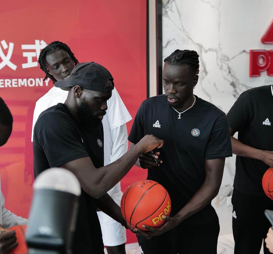 ルオル・デンさんのインスタグラム写真 - (ルオル・デンInstagram)「✍️ Signed, Sealed and Delivered!   Thank you @peaksporthq for supporting us.  During a signing ceremony, President Luol Deng reiterated the team’s commitment to represent South Sudan and Africa at the highest level and welcomed new partner PEAK to the journey.   #WinForSouthSudan 🇸🇸」8月20日 10時49分 - luoldeng9