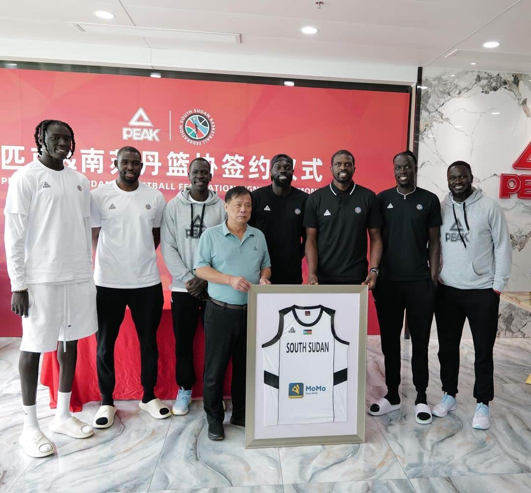 ルオル・デンさんのインスタグラム写真 - (ルオル・デンInstagram)「✍️ Signed, Sealed and Delivered!   Thank you @peaksporthq for supporting us.  During a signing ceremony, President Luol Deng reiterated the team’s commitment to represent South Sudan and Africa at the highest level and welcomed new partner PEAK to the journey.   #WinForSouthSudan 🇸🇸」8月20日 10時49分 - luoldeng9