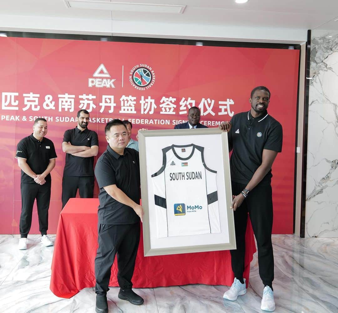 ルオル・デンさんのインスタグラム写真 - (ルオル・デンInstagram)「✍️ Signed, Sealed and Delivered!   Thank you @peaksporthq for supporting us.  During a signing ceremony, President Luol Deng reiterated the team’s commitment to represent South Sudan and Africa at the highest level and welcomed new partner PEAK to the journey.   #WinForSouthSudan 🇸🇸」8月20日 10時49分 - luoldeng9