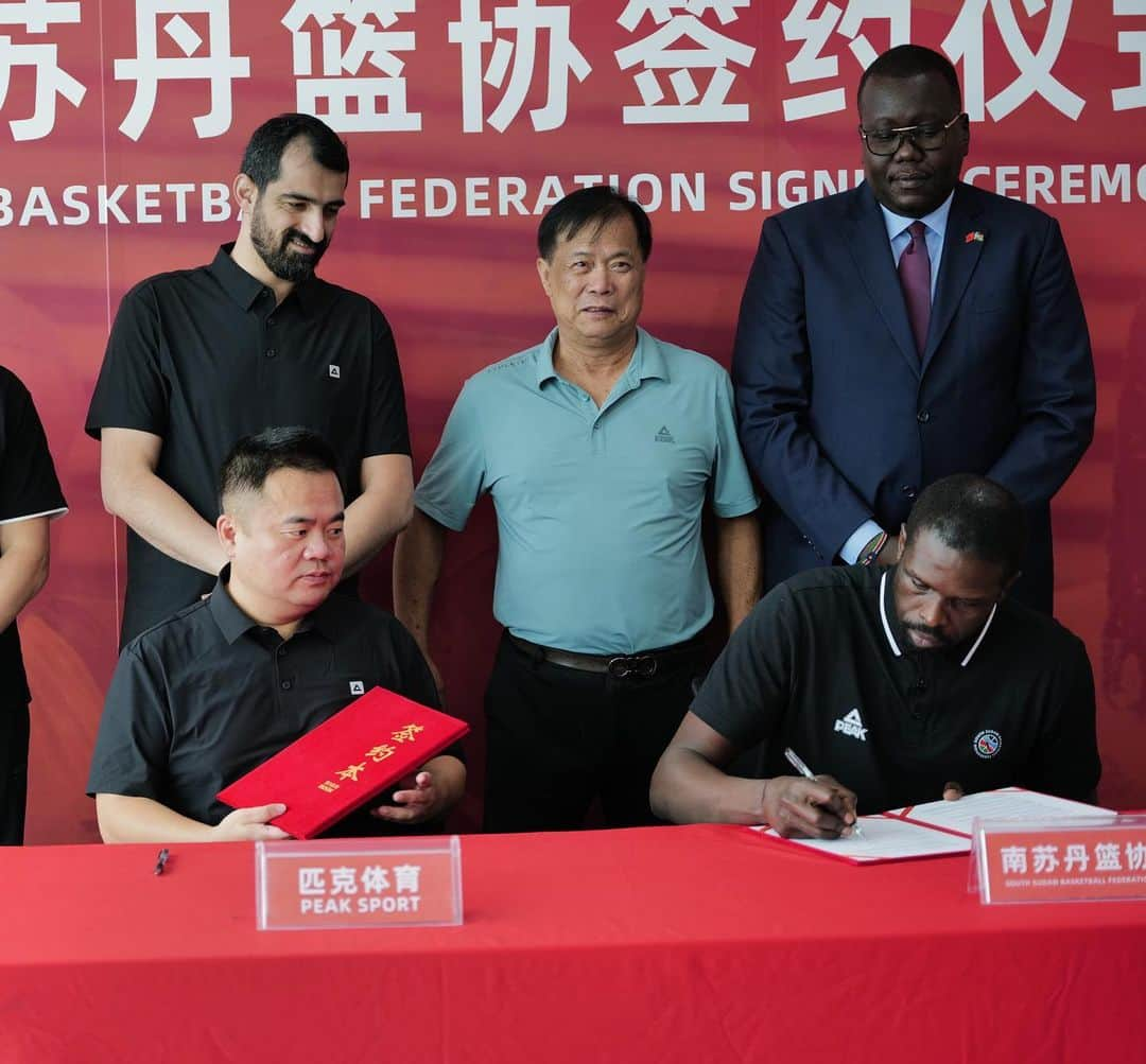 ルオル・デンのインスタグラム：「✍️ Signed, Sealed and Delivered!   Thank you @peaksporthq for supporting us.  During a signing ceremony, President Luol Deng reiterated the team’s commitment to represent South Sudan and Africa at the highest level and welcomed new partner PEAK to the journey.   #WinForSouthSudan 🇸🇸」