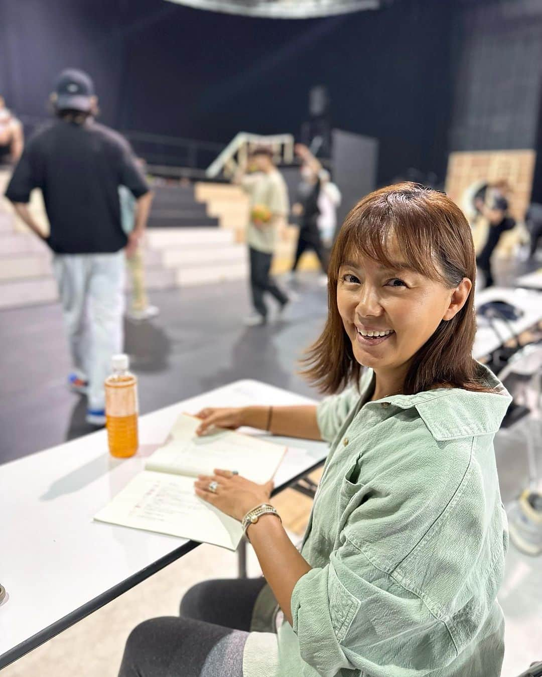 田中律子さんのインスタグラム写真 - (田中律子Instagram)「ライブステージ『BACK TO THE MEMORIES PART3』🙌  毎日お稽古頑張っております📕 FANTASTIC 6 の6人がとにかく頑張って、歌にダンスにセリフに、めちゃくちゃ大変😆たまに、目がキョロキョロ、おいっ、次セリフ誰だよって空気にもなりますが😂みんなでフォローしあいながら、今月末大阪からの初日には、完璧に仕上げていきまーっす🙌  中島颯太くん✨旦那さま役の袴田吉彦さん、今立進さんと、📷お稽古まだまだ頑張ります🤩  ライブステージ「BACK TO THE MEMORIES PART3」  ＜公式HP＞  http://fantastage.com/  ＜CAST＞ FANTASTIC 6 （澤本夏輝・瀬口黎弥・堀夏喜・木村慧人・八木勇征・中島颯太） 今立進（エレキコミック）／田中律子／袴田吉彦  ＜STAFF＞ 演出：徳永清孝 企画制作：HI-AX 主催：「BACK TO THE MEMORIES」製作委員会  ＜SCHEDULE＞ 8月31日（木）〜9月3日（日） オリックス劇場  9月7日（木）〜9月10日（日） 東京ドームシティホール  9月15日（金）〜9月18日（月・祝）愛知県芸術劇場 大ホール  9月22日（金）〜9月24日（日） 福岡サンパレス  毎日大量の汗をかいてるみなさんにお稽古の差し入れは、ブランドアンバサダーをしているエステプロラボ　@estheprolabo_official  の、ファストプロウォーターのお水✨ 私たちの身体は水分がとっても大切‼️出した分は補わないとね❤️  #backtothememories  #パート3  #ファンタスティック  #fantastic  #袴田吉彦  #今立進  #田中律子  #絶賛お稽古中  #estheprolabo」8月20日 10時51分 - ri2kotanaka