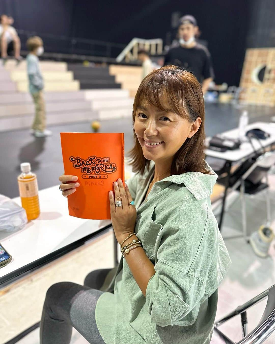 田中律子さんのインスタグラム写真 - (田中律子Instagram)「ライブステージ『BACK TO THE MEMORIES PART3』🙌  毎日お稽古頑張っております📕 FANTASTIC 6 の6人がとにかく頑張って、歌にダンスにセリフに、めちゃくちゃ大変😆たまに、目がキョロキョロ、おいっ、次セリフ誰だよって空気にもなりますが😂みんなでフォローしあいながら、今月末大阪からの初日には、完璧に仕上げていきまーっす🙌  中島颯太くん✨旦那さま役の袴田吉彦さん、今立進さんと、📷お稽古まだまだ頑張ります🤩  ライブステージ「BACK TO THE MEMORIES PART3」  ＜公式HP＞  http://fantastage.com/  ＜CAST＞ FANTASTIC 6 （澤本夏輝・瀬口黎弥・堀夏喜・木村慧人・八木勇征・中島颯太） 今立進（エレキコミック）／田中律子／袴田吉彦  ＜STAFF＞ 演出：徳永清孝 企画制作：HI-AX 主催：「BACK TO THE MEMORIES」製作委員会  ＜SCHEDULE＞ 8月31日（木）〜9月3日（日） オリックス劇場  9月7日（木）〜9月10日（日） 東京ドームシティホール  9月15日（金）〜9月18日（月・祝）愛知県芸術劇場 大ホール  9月22日（金）〜9月24日（日） 福岡サンパレス  毎日大量の汗をかいてるみなさんにお稽古の差し入れは、ブランドアンバサダーをしているエステプロラボ　@estheprolabo_official  の、ファストプロウォーターのお水✨ 私たちの身体は水分がとっても大切‼️出した分は補わないとね❤️  #backtothememories  #パート3  #ファンタスティック  #fantastic  #袴田吉彦  #今立進  #田中律子  #絶賛お稽古中  #estheprolabo」8月20日 10時51分 - ri2kotanaka