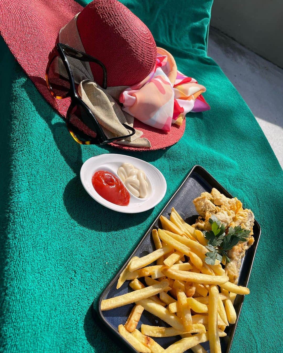 坂井雪乃さんのインスタグラム写真 - (坂井雪乃Instagram)「summer time🌞🌺👒🏝️🍟💖  プールサイドで食べるランチは格別に美味しい😋🙏✨✨ ランチはもっぱらポテトやピザ、バーガー🍔🍟🍕  #yukino_travels  #food #プールサイド #pool #summer #summertime #poolside #bikini #ビキニ」8月20日 11時05分 - yukino_sakai
