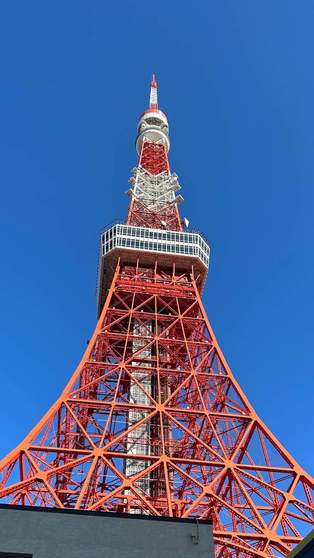 marikoのインスタグラム：「🗼 私の半日東京旅。 動画をたくさん 撮っていたので リール投稿で残そう。  行きの新幹線の中で 髭男のこの曲を ずっと聴いていたので、 何となく結びついて しまった🎵  まさに弾丸、 慌ただしく過ぎた 東京旅💦 次に来る時は もっと行きたい場所を 絞り込んで、 ゆっくりと 旅を楽しみたいな😊  #specialthanksなおちゃん #東京 #東京観光  #tokyo #東京駅 #表参道 #東京タワー #レインボーブリッジ #日本橋 #銀座」