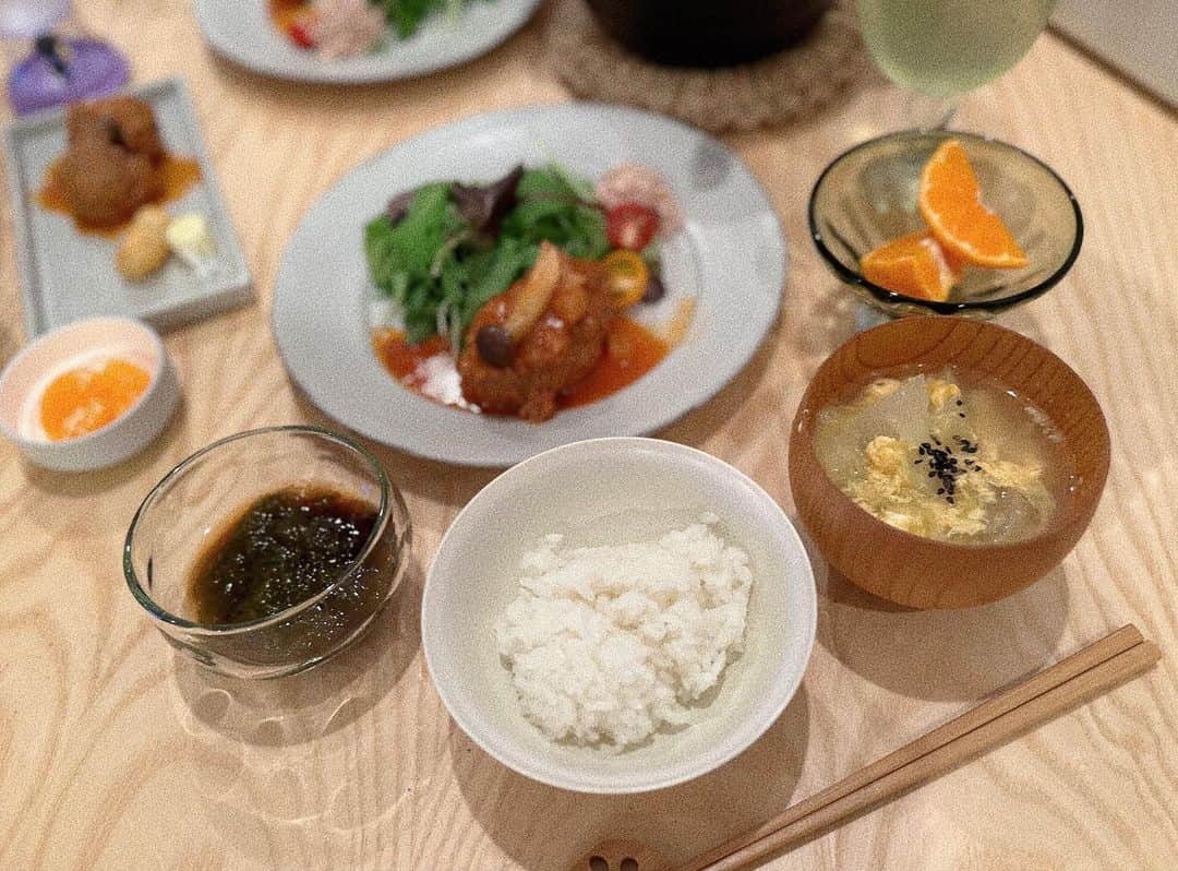 瀬戸サオリのインスタグラム：「昨日は息子のリクエストで 煮込みハンバーグ👦🏻🍴🤍 あるものご飯🍚でした☺️  暑すぎて 外に行く気がしないけど… 涼しいところあるかなー😭？ 夏バテです🫠🫠  #有機野菜 #オーガニック #saori_cooking」