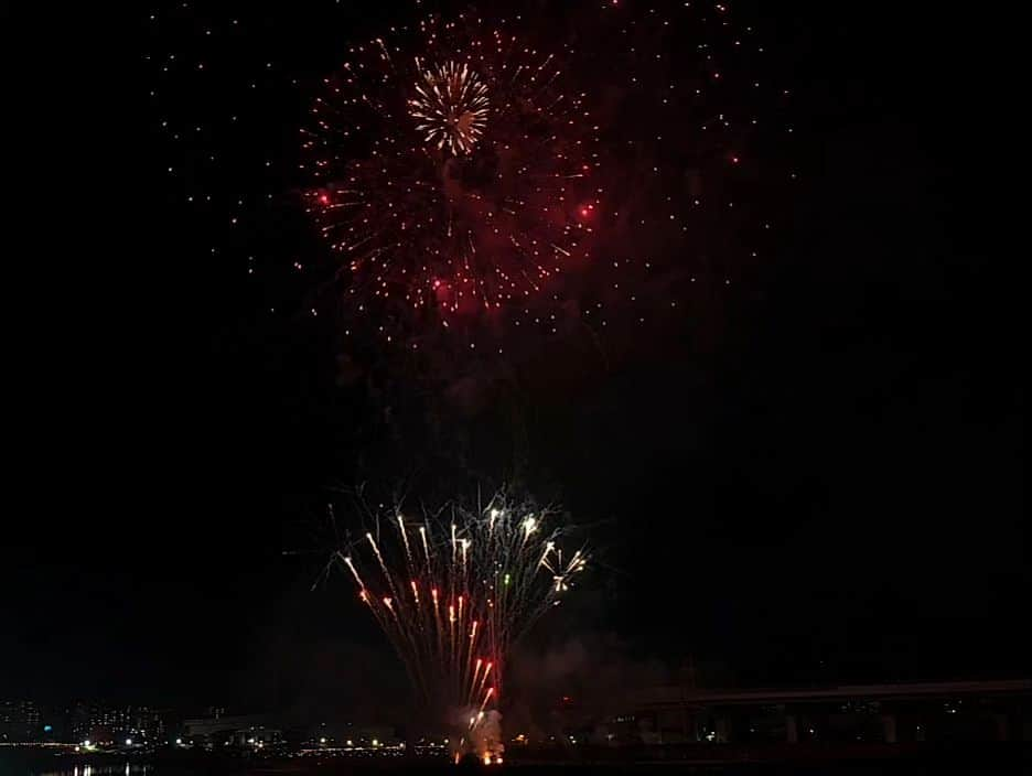 みんちゃん のインスタグラム：「2023猪名川花火  五年ぶりらしい花火大会🎆 コロナが落ち着いてきて、花火大会はどこも人がいっぱい😀  #花火 #祭り #夏 #summer #fireworks #」