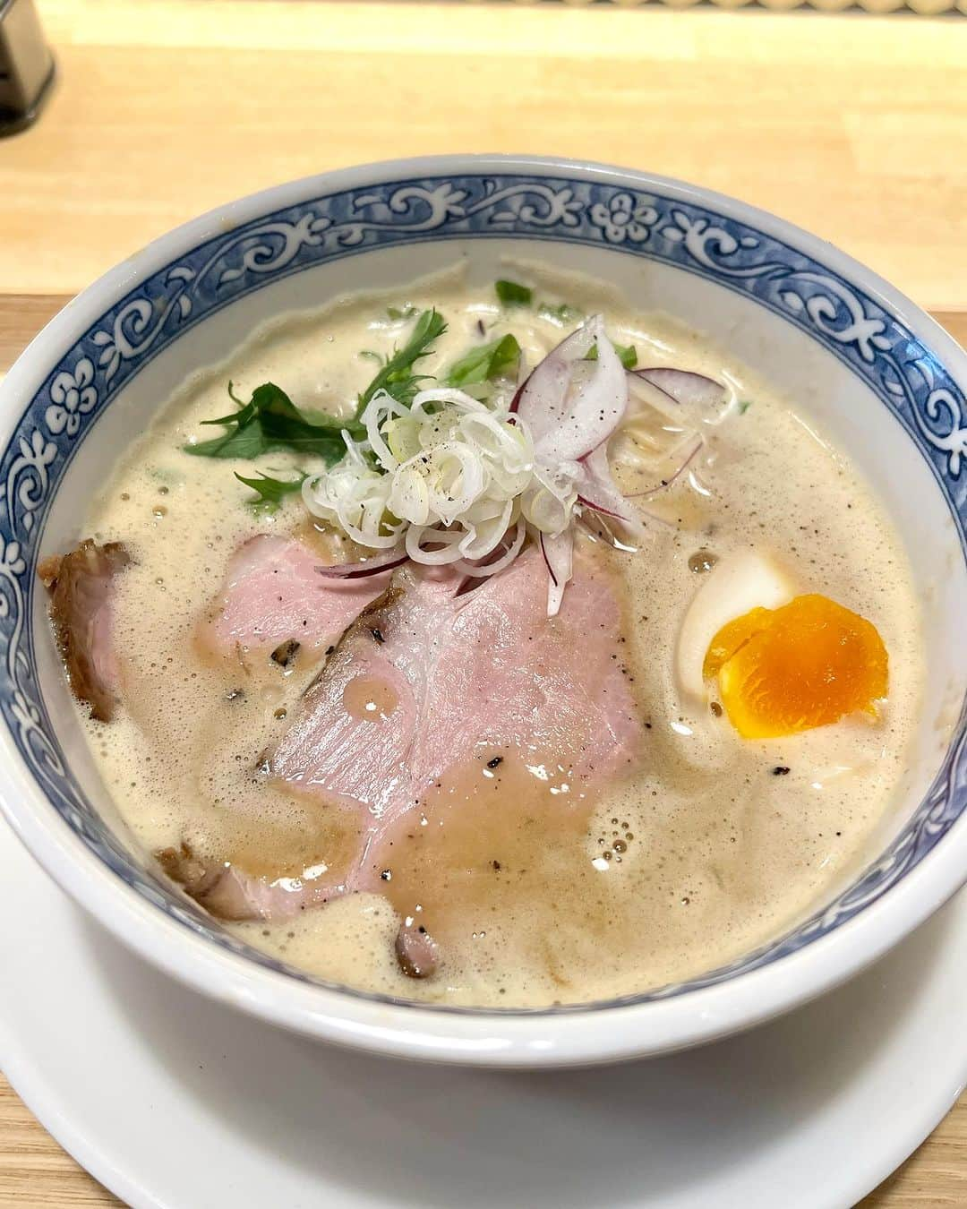 リナフランチェスカさんのインスタグラム写真 - (リナフランチェスカInstagram)「8月22日(火)11:00オープン🍜 ランチ営業のみの泡鶏白湯ラーメン専門店！   夜は焼鳥屋｢キテヤ 庄内駅前店｣で お昼はラーメン屋になるの🙌   焼鳥屋さんのラーメンってめっちゃおいしいよね…🤤 特製泡鶏白湯を食べたんだけど 期待を裏切らない、濃いめのラーメンでした！ 夜は焼鳥屋とだけあって、つくねが乗ってたんだけど 柔らかくておいしかったなぁ☺️   炙りチャーシュー丼と鶏丼も食べたんだけど どっちも好みの味でした🫶     明後日オープン！ 駅からすぐなので、行ってみてください♡♡  ✼••┈┈┈┈••✼••┈┈┈┈••✼   🏠 鴛鴦（おしどり） 📍豊中市庄内東町4-2-28 ※ キテヤ 庄内駅前店 店舗内 📞06-6333-1186 🕐11:00〜14:00 （ランチ営業のみ） 定休日：月曜日・火曜日   ✼••┈┈┈┈••✼••┈┈┈┈••✼  #鴛鴦 #キテヤ庄内駅前店 #庄内ランチ #庄内グルメ #庄内ラーメン #豊中ラーメン #豊中グルメ #豊中ランチ #大阪ラーメン #大阪グルメ #大阪ランチ #ラーメン女子 #大阪鶏白湯ラーメン #鶏白湯ラーメン #豊中市 #豊中市グルメ #豊中市庄内」8月20日 11時09分 - rinachesca