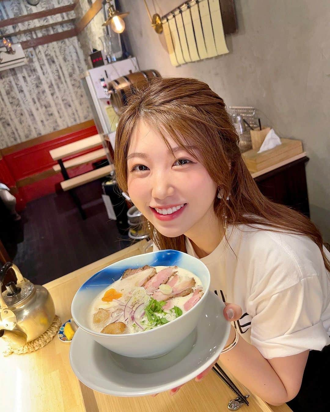 リナフランチェスカのインスタグラム：「8月22日(火)11:00オープン🍜 ランチ営業のみの泡鶏白湯ラーメン専門店！   夜は焼鳥屋｢キテヤ 庄内駅前店｣で お昼はラーメン屋になるの🙌   焼鳥屋さんのラーメンってめっちゃおいしいよね…🤤 特製泡鶏白湯を食べたんだけど 期待を裏切らない、濃いめのラーメンでした！ 夜は焼鳥屋とだけあって、つくねが乗ってたんだけど 柔らかくておいしかったなぁ☺️   炙りチャーシュー丼と鶏丼も食べたんだけど どっちも好みの味でした🫶     明後日オープン！ 駅からすぐなので、行ってみてください♡♡  ✼••┈┈┈┈••✼••┈┈┈┈••✼   🏠 鴛鴦（おしどり） 📍豊中市庄内東町4-2-28 ※ キテヤ 庄内駅前店 店舗内 📞06-6333-1186 🕐11:00〜14:00 （ランチ営業のみ） 定休日：月曜日・火曜日   ✼••┈┈┈┈••✼••┈┈┈┈••✼  #鴛鴦 #キテヤ庄内駅前店 #庄内ランチ #庄内グルメ #庄内ラーメン #豊中ラーメン #豊中グルメ #豊中ランチ #大阪ラーメン #大阪グルメ #大阪ランチ #ラーメン女子 #大阪鶏白湯ラーメン #鶏白湯ラーメン #豊中市 #豊中市グルメ #豊中市庄内」