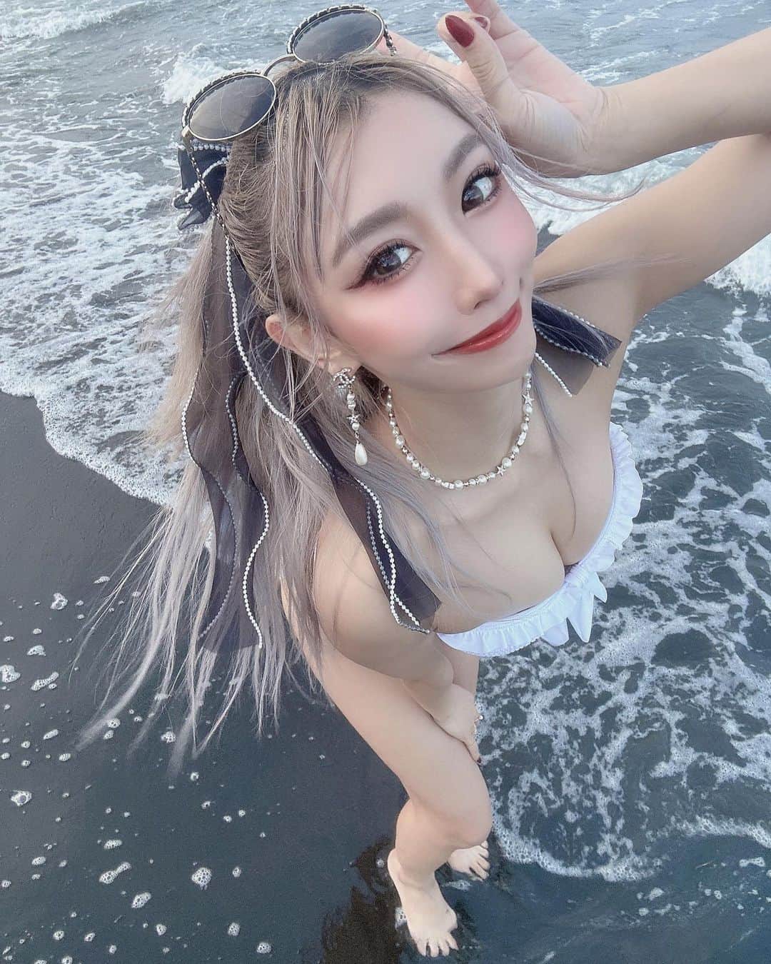 KAZUKIのインスタグラム：「にゃあ  Kazuki #江ノ島 #海 #ビキニ #ビキニギャル #夏 #夏女 #海水浴場」