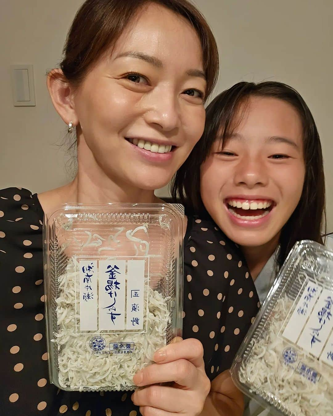 佐藤純さんのインスタグラム写真 - (佐藤純Instagram)「五明祐子ちゃんが、しらすを送ってくれたー‼️  @gomyoyuko   娘、しらすが大好き😍  届いたそばから、そのまま食べてました😋  お昼は、ズッキーニとしらすの梅パスタ🍴  祐子ちゃーん❤ありがとー😆💕✨だぁ～い好き🙌❤❤❤  #しらす #パスタ #しらすパスタ #ママ#ママモデル #モデル #mama #mamamodel #model」8月20日 11時13分 - junsatoidea