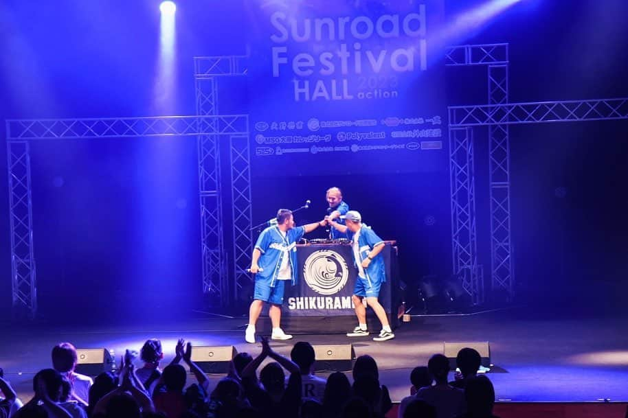 DEppaさんのインスタグラム写真 - (DEppaInstagram)「SFH action2023！  久々の宮崎ライブ！最高でした！  光栄なことにイベントの大トリを務めさせて頂き 大暴れさせてもらいました！楽し過ぎたーーーッ!!!!!✨  1.夏物語 2.エンドレスサマー 3.YOU 4.奇跡夏 5.エール 6.MUSIC  呼んでくれたRYUREXの兄貴、 ポリバレントの皆様、ゴーライクゴーの皆様、 西都市民会館の皆様、西都市の皆様、 共演させて頂いたアーティストの皆様、 呂布くん、GASHIMAくん、HIPPYくん、 NOBUくん、K-1世界王者の和島大海くん、 会場まで来てくれた皆様、シクラ族のみんな、 本当に本当にありがとうございました！！！  やっぱり、人生は「出会い」であり 「人」だよね。改めてそう思いました。  出会いや繋がりにストーリーがあり、 共に目指し、共に努力し、共に笑う合う  それが1年、5年、10年と 未来まで繋がっていくことが 何よりの幸せだと再確認しました。  宮崎の皆様は本当に温かくて 本当に素敵な人ばかりでした！  シクラANDメンじゃなくてシクラメンだからね！w  またすぐ会いたいっす！必ず帰ってきます！  心から！ありがとうございました！！！  打ち上げの写真と動画はNEXT投稿で！💯  #シクラメン #シクラ族 #シクライブ #宮崎 #宮崎県 #西都市 #西都 #最高 #RYUREX #MEGARYU #呂布カルマ #GASHIMA #HIPPY #NOBU #和島大海 #ポリバレント #ゴーライクゴー #出会い #幸せ #ありがとう #感謝 #ライブ写真はまみこふが撮ってくれました」8月20日 11時14分 - deppa_shikuramen