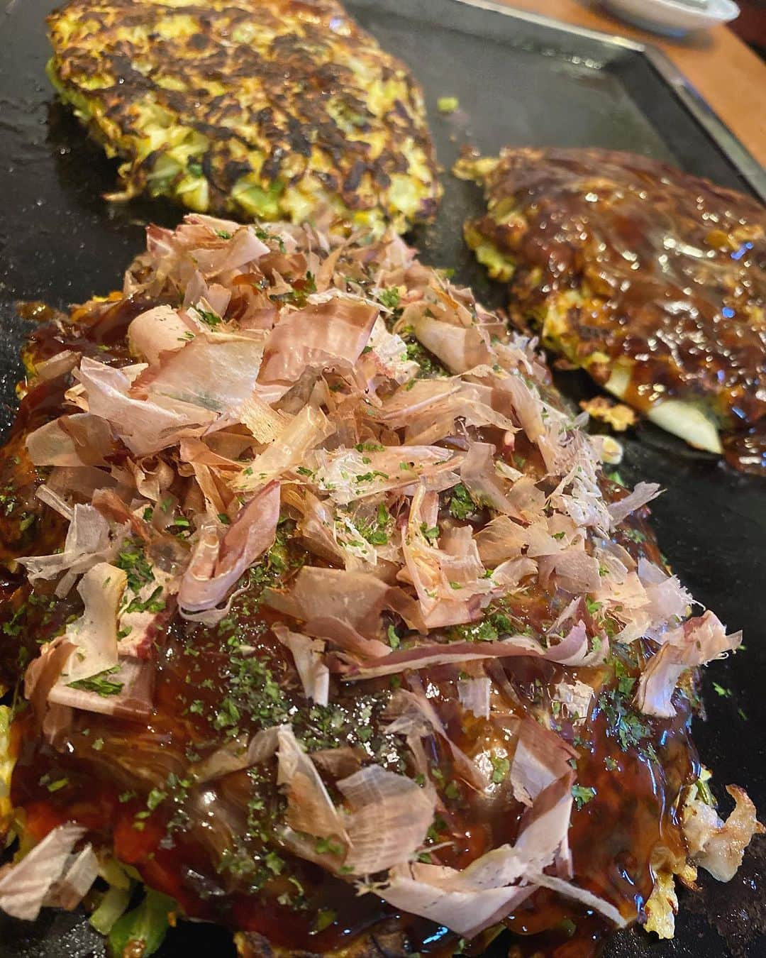 結花子のインスタグラム：「ママのお好み焼きは世界一〜🤤 実家に帰ったら必ず作ってもらうお好み焼き✨ 鉄板で本格的に焼いてくれるママのお好み焼きは本当に美味しくてお店ひらいて欲しいくらい😂 娘もペロリと食べました☺️ . #実家　#母の手料理　#美味しすぎる　#いっぱい食べて　#充電完了 #夏バテ防止  #お好み焼き　#大好物 #ありがとう　#thankyou 😘」