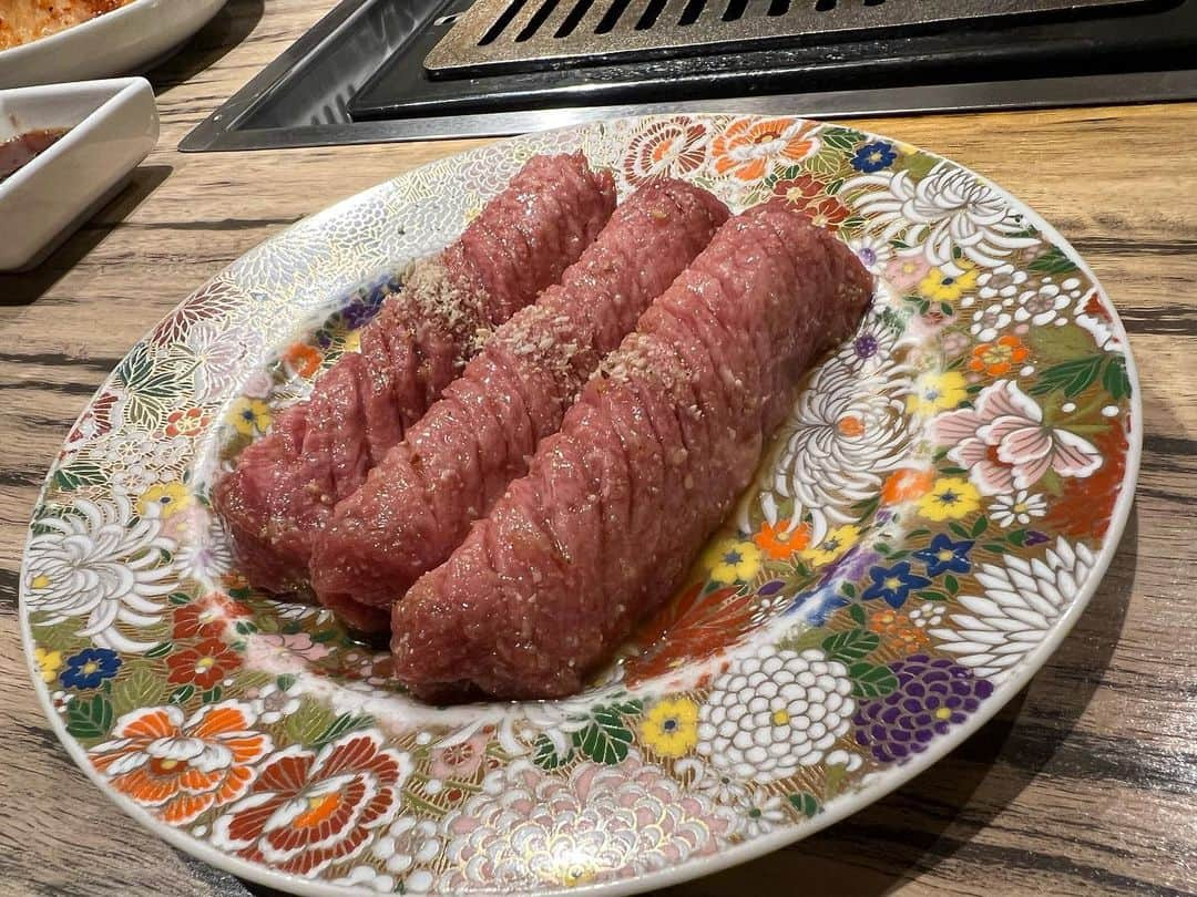 黒咲ななのインスタグラム：「. . 肝心な赤身肉撮るの忘れたけど📸 . レバー美味しかった🐮♥️♥️✨ . . あと白米🍚✨笑 . .  #焼肉#牛タン#ホルモン#レバー #三宿#池尻大橋#三宿グルメ #三宿焼肉#六甲園#肉スタグラム  #肉」