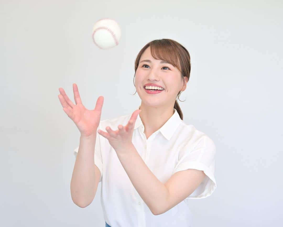 福永裕梨のインスタグラム：「高校野球が導いてくれた今。  夏の甲子園ベスト4が出揃いましたね！ 北海道代表校2校の熱戦の余韻も残る中、 「わたしと高校野球」というテーマで 朝日新聞の佐々木洋輔記者に取材していただきました⚾️  今朝の朝日新聞北海道版と朝日新聞デジタルに インタビュー記事が掲載されています🙆‍♀️❤️‍🔥 ⠀  高校野球に魅せられた中３の夏から 高校生で母校がセンバツ大会に出場したこと 大学時代の甲子園での売り子話、 アナウンサーになってからのアルプスリポートなど 高校野球について、甲子園について 私の想いを語っています。（笑）  今回の取材で振り返るうちに、改めて あのとき高校野球に出会っていなければ 今の私はいなかったんだろうなと気付かされました。 ⠀ ひと夏にかけた球児たちの熱、 必死なプレーから生まれるドラマが 誰かの人生のきっかけになること。 高校野球の醍醐味だと思っています。  今年もきっとそんなきっかけが たくさん生まれているんじゃないでしょうか？  高校時代のチアの写真は恥ずかしい限りですが😇（笑） ぜひインタビュー記事をご覧いただければ嬉しいです！ ⠀  普段は取材させてもらう側なので貴重な経験でした😳 私の大好きな甲子園、高校野球について 素敵な記事にまとめていただき、 本当にありがとうございました🙇‍♂️✨ ⠀  #高校野球 #夏の甲子園 #センバツ #甲子園 #思い出の詰まった場所  #チア #ビールの売り子 #アルプスリポート #朝日新聞 #朝日新聞デジタル #佐々木洋輔 記者 #HTB #北海道テレビ #アナウンサー #福永裕梨」