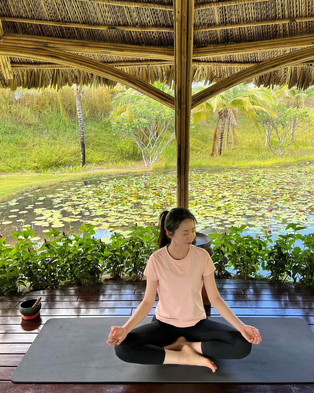 アン・ソヒのインスタグラム：「Wellness travel🇻🇳 하루는 요가🧘🏻‍♀️하루는 태극권🥋 #wellness #yoga #taichi」