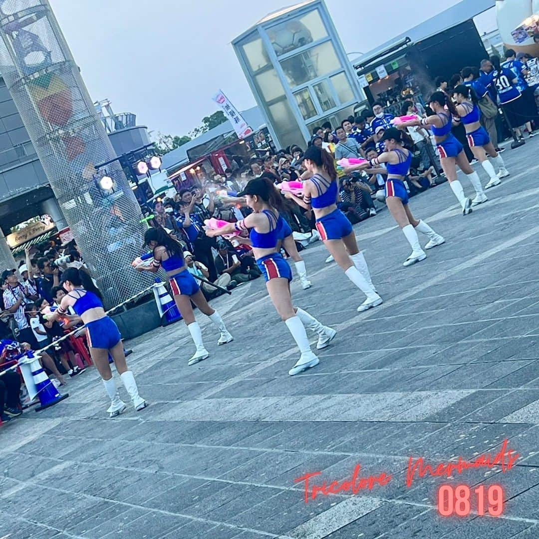 TricoloreMermaidsさんのインスタグラム写真 - (TricoloreMermaidsInstagram)「2023/08/19 第24節  昨日のFC東京戦、ご来場いただきありがとうございました！  最初から最後まで白熱した戦いが繰り広げられ、見事後半アディショナルタイムの勝ち越しゴールで、横浜F・マリノスの勝利となりました✨  試合前のトリコロールランドステージでは、今シーズン最後のスプラッシュパフォーマンスをお届けしました！いかがでしたでしょうか？🔫🫧  また今節のSUMMER NIGHT Seriesでは、水と光の演出にに炎が合わさり、私たちのパフォーマンスにもさらに応援の熱が入りました🔥  ハーフタイムでもいつも以上に沢山の方が私たちと一緒にタオルを回してくださりとても嬉しかったです😊  次節は8月26日(土)横浜FC戦18:30キックオフです⚽️ 連勝に向け熱い応援をよろしくお願いします📣  #トリコロールマーメイズ #tricoloremermaids #横浜fマリノス #fmarinos #チア #チアリーダー」8月20日 11時53分 - tricoloremermaids