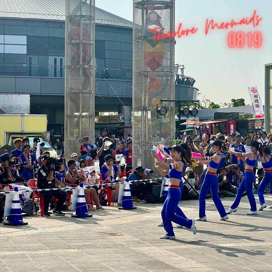 TricoloreMermaidsさんのインスタグラム写真 - (TricoloreMermaidsInstagram)「2023/08/19 第24節  昨日のFC東京戦、ご来場いただきありがとうございました！  最初から最後まで白熱した戦いが繰り広げられ、見事後半アディショナルタイムの勝ち越しゴールで、横浜F・マリノスの勝利となりました✨  試合前のトリコロールランドステージでは、今シーズン最後のスプラッシュパフォーマンスをお届けしました！いかがでしたでしょうか？🔫🫧  また今節のSUMMER NIGHT Seriesでは、水と光の演出にに炎が合わさり、私たちのパフォーマンスにもさらに応援の熱が入りました🔥  ハーフタイムでもいつも以上に沢山の方が私たちと一緒にタオルを回してくださりとても嬉しかったです😊  次節は8月26日(土)横浜FC戦18:30キックオフです⚽️ 連勝に向け熱い応援をよろしくお願いします📣  #トリコロールマーメイズ #tricoloremermaids #横浜fマリノス #fmarinos #チア #チアリーダー」8月20日 11時53分 - tricoloremermaids