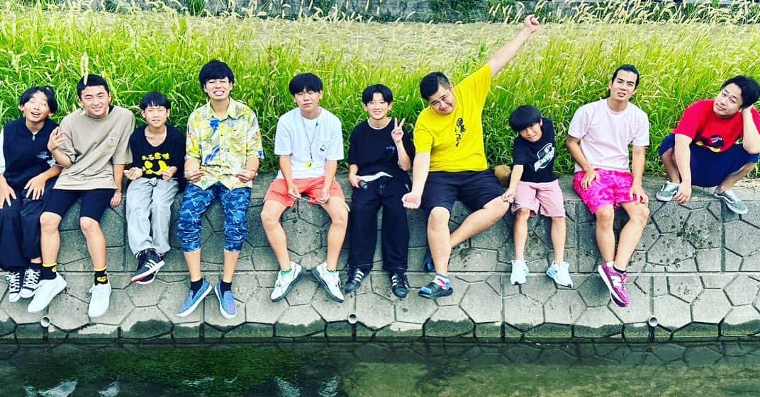 のインスタグラム：「ちょんまげ小僧🥷×フィッシャーズ🐟  公開して2日でお互いの動画が合計1000万回再生オーバー😆 同じ中学で活動して結成したメンバーということで運命を感じで会いに行きました☺️  みんな素直で良い子で 未来への可能性がとんでもないグループで完全に超次世代クリエイターでした☺️‼️ 撮影終わってからも一緒に公園行ったり川沿い歩いたりしました🚶 初心も思い出せて、みんなに会えて幸せでした‼️ また会おう！！！ #ちょんまげ小僧 #フィッシャーズ」