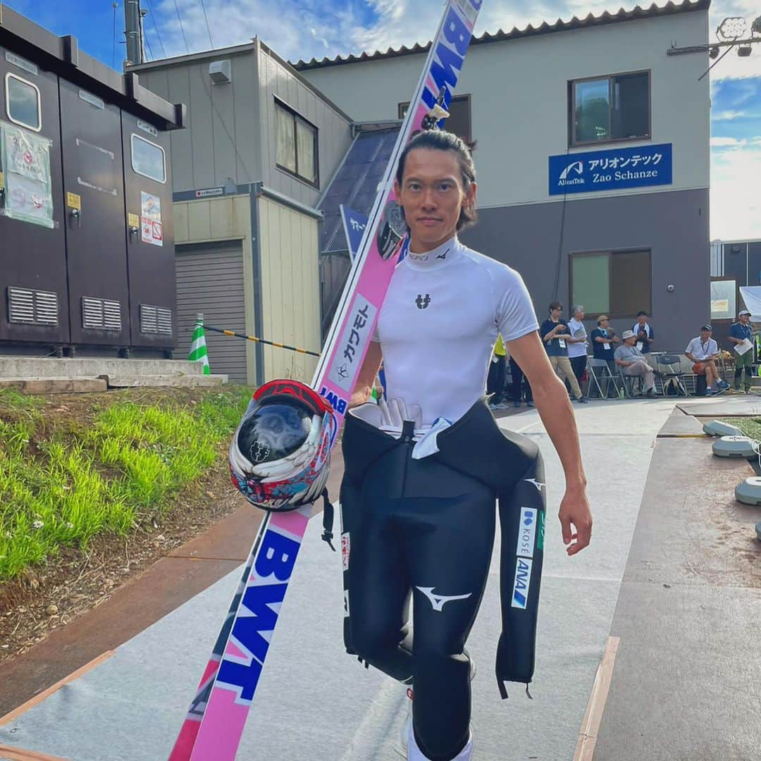 竹内択のインスタグラム：「☀️⇨☔️  雨の中応援ありがとうございました！  春からのチームの再編成や昨年までの反省を活かした合宿と練習により大分底上げが出来てきてます。  僕は本気でジャンプ界を変えたいし、それをやるにも本気な仲間が必要です。  今はとても良い状態だとつくづく感じます。  何より僕は周りにとても恵まれています。  熱くて寛大なスポンサーの方々、いつも助けてくれるチームの皆んな、そしてサポーターのみなさん。  いつも本当にありがとうございます。  これからはもっと面白い事が出来そうなので楽しみにしてて下さい。  #株式会社カワモト  #デンセン #soilsupport #伊藤園 #亜細亜印刷  #不二越機械工業  #シウナススイーツ  #cumberlandjapan  #長野ナブコ  #manatec  #ちょいのりレンタカー #ガレージライン #visioncompany #teamtaku #takutakeuchi #竹内択」