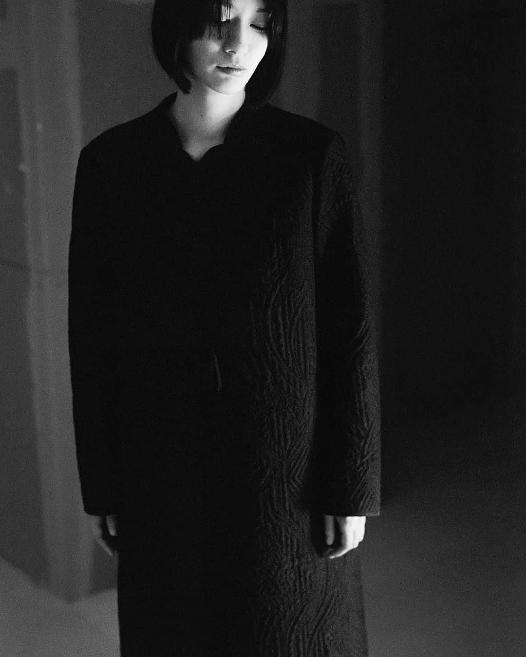 黒河内真衣子のインスタグラム：「The coat is delicately quilted into the shapes of flowers, which is reminiscent of the traditional embroidery technique of the southern France and Provence.   The series is made of and padded with silk, a material that Japan have been using for centuries due to it being a lightweight material with excellent moisture absorption and desorption properties, it gives a feeling of wearing a second or third skin.   #mamekurogouchi #23pf」