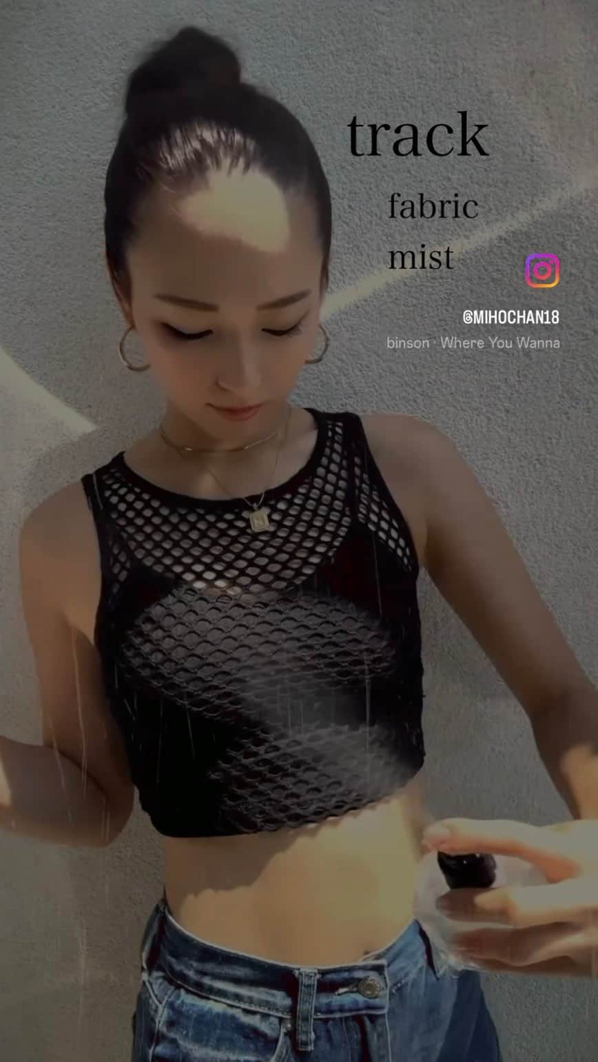 中尾みほのインスタグラム：「・ 服の香水として愛用しています🌻 ・ わざとらしくない、さりげない。 香水のようなファブリックミスト🌿 ・ すぐに洗えないソファやベッドコートなど 日常をともにするファブリック製品🕊️ ・ 香り6種類あります🩷 👩レディース　メンズ👨 ・ 欲しい方はDMして下さいね💌 100ml ／ ¥2860 税込」