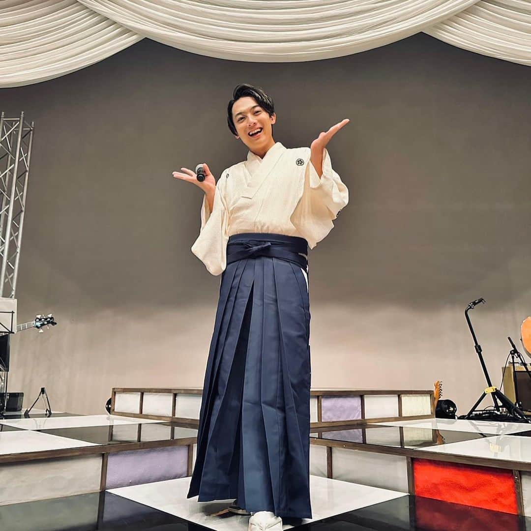 辰巳ゆうとのインスタグラム：「「辰巳ゆうと一座公演」💫  昨日もたくさんのお客様✨ 本当にありがとうございました🙇‍♂️  本日は函館🦑👀  携わってくださっている皆様全員と力を合わせて たくさんの感動と笑いをお届けできるよう！！！ 頑張ります🔥😉  是非！観にきてね💐  #辰巳ゆうと一座公演   #stagephotography #stage  #show #music」