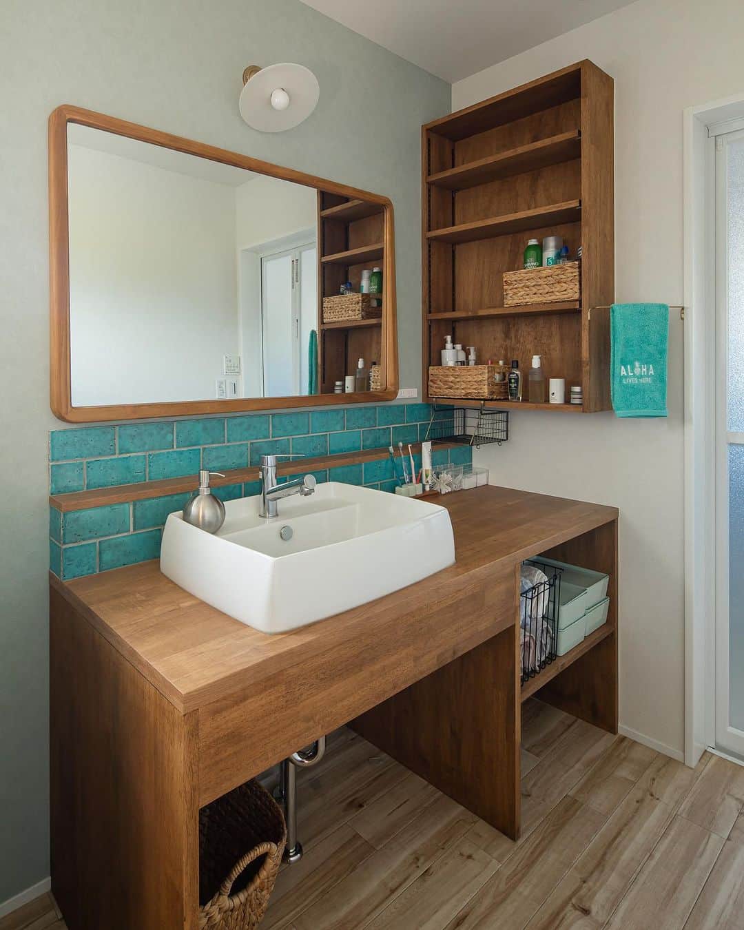 ルポハウス一級建築士事務所さんのインスタグラム写真 - (ルポハウス一級建築士事務所Instagram)「・ ・ ・ 《アウトドアを楽しむインダストリアルな木の家》 ●Wash room ちょっとした物が置ける段差が便利な洗面台は、レトロ感のあるタイルをアクセントに。 ・ 明るいターコイズブルーが、前に立つ人の気持ちも晴れやかにしてくれます。 ・ ・ ・ 𓐌𓐌𓐌𓐌𓐌𓐌𓐌𓐌𓐌𓐌𓐌𓐌𓐌𓐌𓐌𓐌𓐌𓐌  ルポハウスの施工事例はこちらまで☞ @reposhouse  𓐌𓐌𓐌𓐌𓐌𓐌𓐌𓐌𓐌𓐌𓐌𓐌𓐌𓐌𓐌𓐌𓐌𓐌 #ルポハウス は#ちょっとかっこいい家 を"友人のために" という思いでつくっています。 一生に一度の#マイホーム。 「あなたにしかできない」×「ルポハウスだからできる」で、 私たちだけの#家づくり を思いっきり楽しんでみませんか？！ ・ ・ ・ #住宅 #注文住宅 #新築一戸建て #デザイナーズ住宅  #一級建築士事務所 #設計事務所 #滋賀県の設計事務所 #myhome #instahouse #design #instahome #myhouseidea #洗面台インテリア #造作洗面台 #サンワカンパニー #アルコ洗面ボウル #平田タイル #オールドフランセ #サンゲツクッションフロア #HM5015 #木目調クッションフロア #サンゲツクロス #RE7727 #ミラー施主支給 #造作棚」8月20日 12時00分 - reposhouse