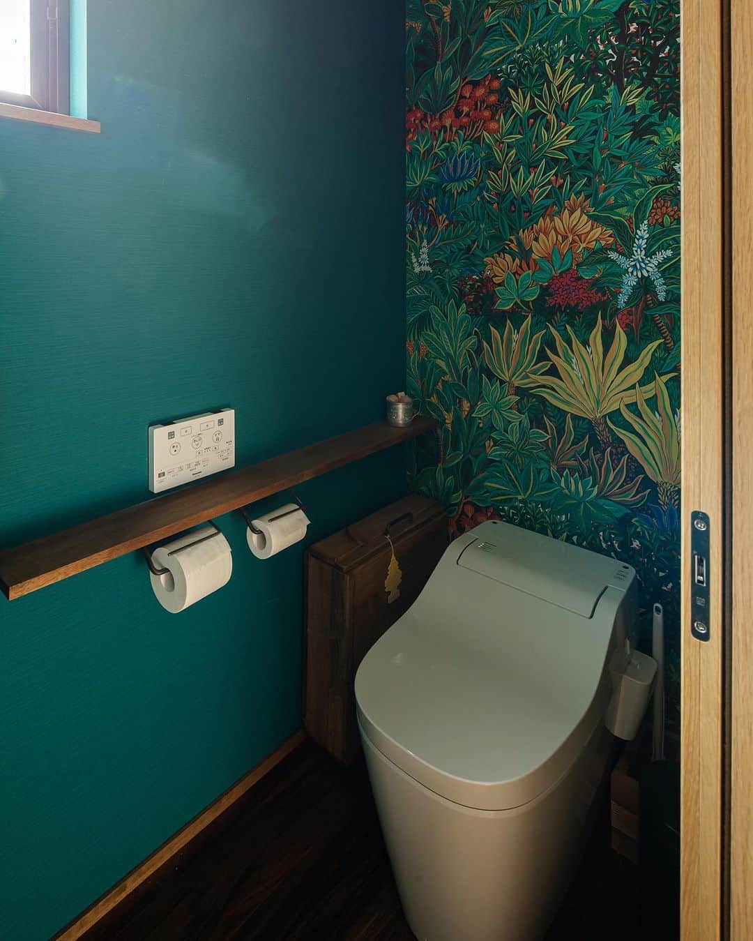 のインスタグラム：「・ ・  ボタニカルなクロスで空間を楽しむトイレインテリア｡ ・ 木やステンレスなど異素材を上手く組み合わせたスペースに。 ・ ・ ・ 𓐌𓐌𓐌𓐌𓐌𓐌𓐌𓐌𓐌𓐌𓐌𓐌𓐌𓐌𓐌𓐌𓐌𓐌  ルポハウスの施工事例はこちらまで☞ @reposhouse  𓐌𓐌𓐌𓐌𓐌𓐌𓐌𓐌𓐌𓐌𓐌𓐌𓐌𓐌𓐌𓐌𓐌𓐌 #ルポハウス は#ちょっとかっこいい家 を"友人のために" という思いでつくっています。 一生に一度の#マイホーム。 「あなたにしかできない」×「ルポハウスだからできる」で、 私たちだけの#家づくり を思いっきり楽しんでみませんか？！ ・ ・ ・ #住宅 #注文住宅 #新築一戸建て #デザイナーズ住宅  #一級建築士事務所 #設計事務所 #滋賀県の設計事務所 #myhome #instahouse #design #instahome #myhouseidea #トイレインテリア」