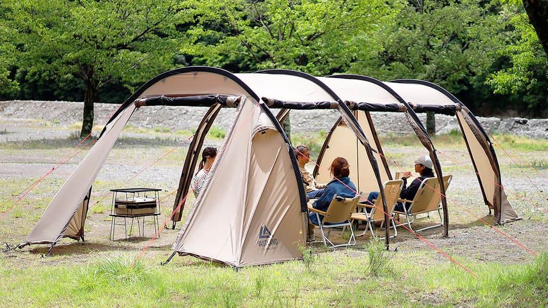 VASTLANDのインスタグラム：「. ／ 【拡散希望】 「キャンプ仲間募集」のお知らせ⛺ ＼  キャンプギアブランド「VASTLAND（ヴァストランド）」では現在、新たな仲間を募集しています🔥  7月以降だけでも、 ・2ルームドームテント ・トンネルテント ・TCティピーテント ソロ の3種類のテントを発売するなど、今ノリに乗っているブランドです🏄  ・キャンプ沼にハマってしまった方 ・VASTLANDに好感を持てる方  は是非、プロフィールリンク（@vastland.jp）の採用サイトよりご応募ください👍  たくさんのご応募お待ちしております😆  #VASTLAND #ヴァストランド #採用 #求人 #キャンプ #CAMP #キャンプギア #キャンプ用品 #キャンプメーカー #キャンプブランド」
