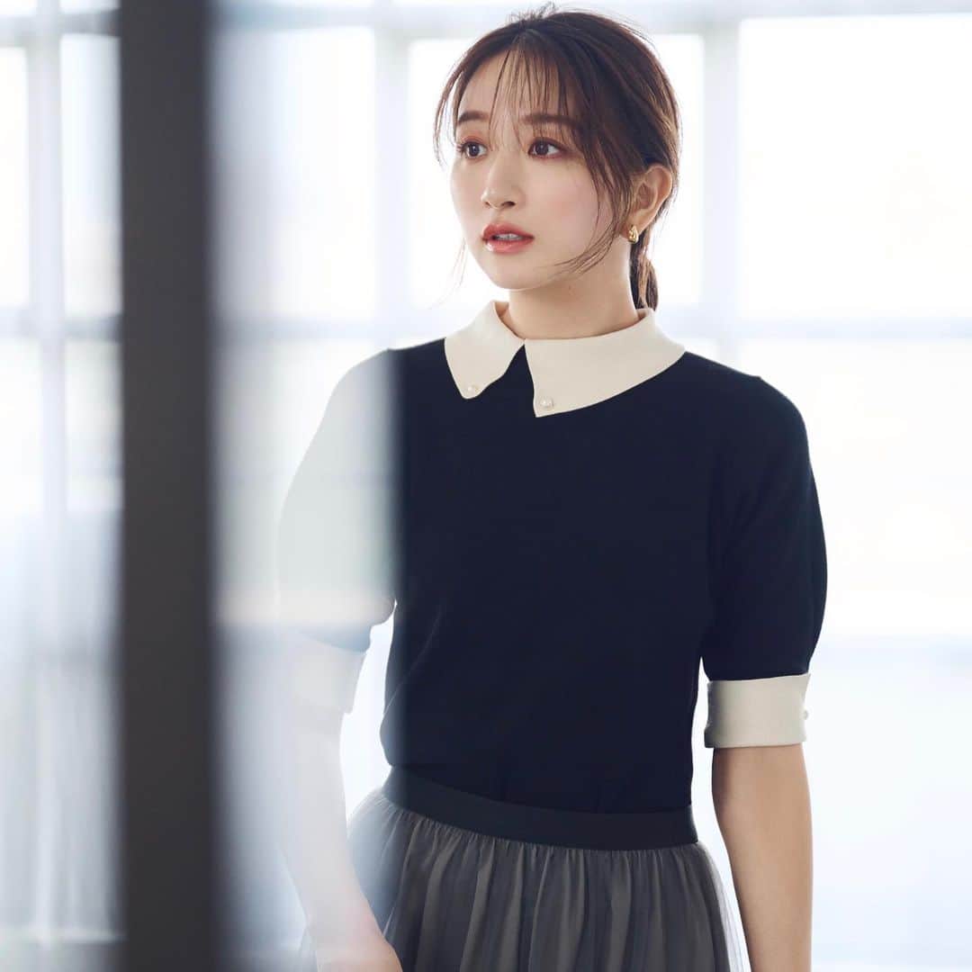 NATURAL BEAUTY BASICのインスタグラム：「鹿沼憂妃さん着用の 秋の新作webカタログが大好評公開中♡  ■パールボタンサイドカラーニット ¥7,480 tax in size:FR color:クロ×オフ/グレージュ×シロ/ブルー×オフ #0173270854  ■ティアードチュールスカート ¥10,890 tax in size:M/PS color:クロ×フラワープリント/チャコール/グレージュ #0173220853  ------------------------------------  Stylish mood in AUTUMN Feat.Yuki Shikanuma  シンプルながらも構築的なシルエットを作り出すトップスに、 クリーンなナロースカートやタックパンツ… NBBはこの秋、ミニマル＆スタイリッシュなコーディネートをご提案。  ファーやチュール、優しげなニュアンスカラー… 女性らしいニュアンスも程よく盛り込まれているから、 フェミニン派にもしっくりフィット。   #鹿沼憂妃 さん #襟付きニット #チュールスカート #フェミニンコーデ #ワントーンコーデ #モノトーンコーデ #秋先取り #秋コーデ #お出かけコーデ #オフィスコーデ #オフィスカジュアル #通勤コーデ #大人可愛い #カラーコーデ  #着回しコーデ #きれいめカジュアル  #ベーシックコーデ #ベーシック #ナチュラルコーデ #トレンドスタイル #シンプルコーデ #ナチュラルビューティーベーシック #naturalbeautybasic」