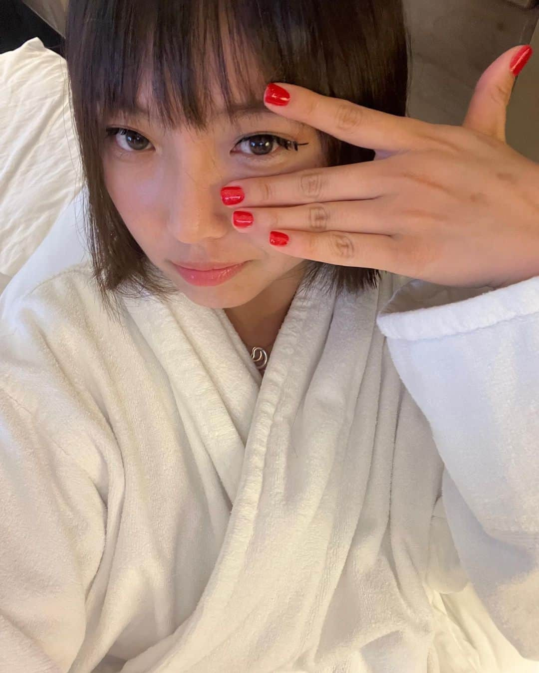 ミン のインスタグラム：「I am in LA and I got my nails done 🏖️🌴🍸 여러분 저는 엘레이에 와있어요- 날씨가 너어무 좋았는데 오늘부터 태풍이 온다고 합니다.. #태풍조심」