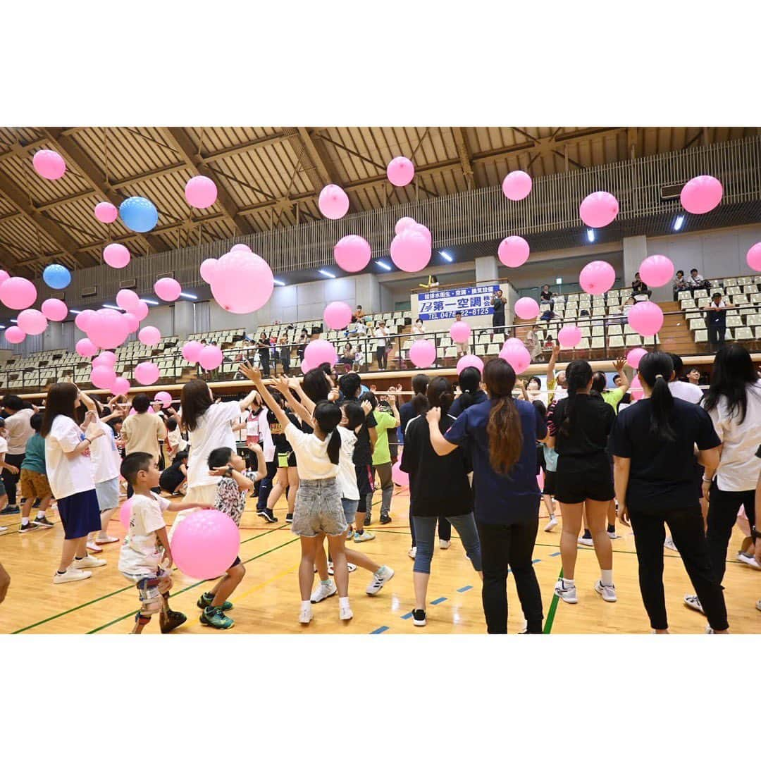 菊地智義さんのインスタグラム写真 - (菊地智義Instagram)「『共生社会ウィークメインイベント〜お笑い芸人とパラスポーツを楽しもう〜』 昨日“バイクの日”はまったくバイクには乗らずに、千葉県成田市にある「重兵衛スポーツフィールド中台(中台運動公園)体育館」でのイベントでした。 とにかく立派な施設だし、参加者の皆さんは元気いっぱいだし、天気も最高だしで楽しかった！ トークコーナーには2020東京パラリンピック 水泳金メダリストの木村敬一選手をお迎えして、競技のことだけではなく趣味や日常生活のお話しも聞けました。 誰でも参加できるふうせんバレーボールも盛り上がって良かった。 皆さんありがとうございました！ #共生社会 #木村敬一 選手 #うなりくん #サバンナ八木 さん #大西ライオン くん #フルーツポンチ #バンビーノ #よしもとスポーツ #キクチウソツカナイ」8月20日 12時07分 - potatokikuchi2