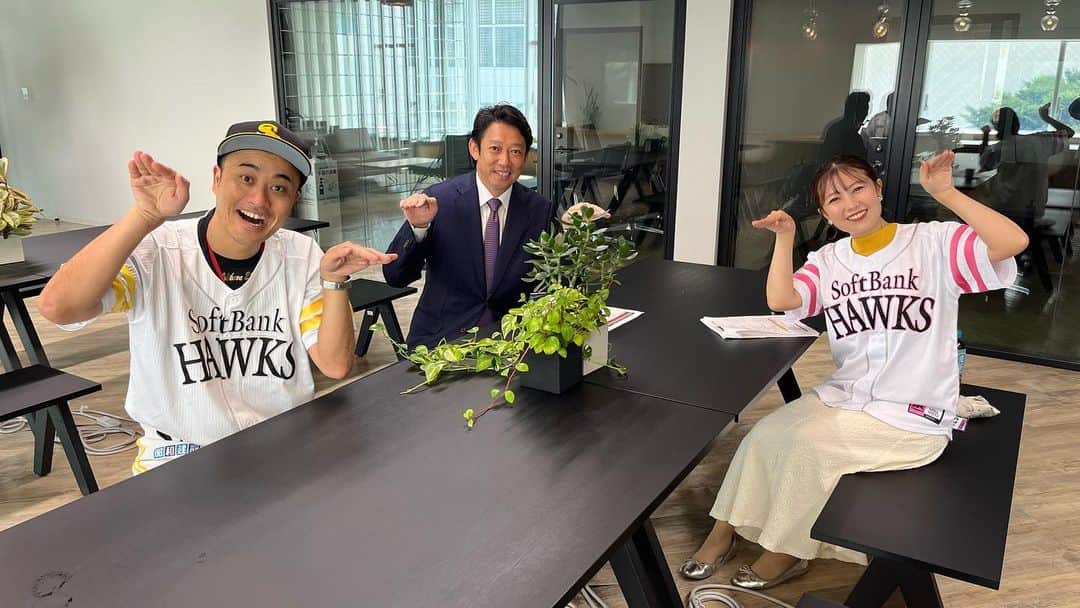 のインスタグラム：「. . 先週と今週のＥ・ZO HAWKS ❤️‍🔥  先週は鳥越裕介さんが深ボリ解説者。 そして今週は なべさんがお休みだったので解説の柴原さんと二人でお届けしました！⚾️  石川投手のノーヒットノーラン…改めて胸アツでした！！  #sbhawks」