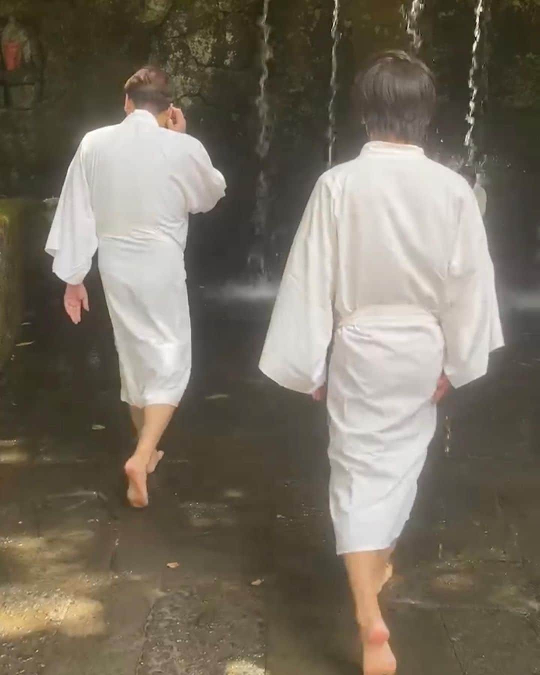 泉クリスさんのインスタグラム写真 - (泉クリスInstagram)「滝行で有名な富山県にある 「大岩山日石寺」で身を清めてきた。  夏場はスッキリするほど気持ちいいけど 雪の降る寒い時期に滝行するのが本来らしい。  今度は極寒の真冬にきてもう一度滝行したいと思う。  滝行で厄も落として 残りわずかの富山楽しんでます✨  まだ残った時間 楽しみ尽くすぞ✨  #富山 #ハートビート #滝行 #お清め #白装束の下はスッポンポン  #大岩山日石寺」8月20日 12時19分 - izu3icris
