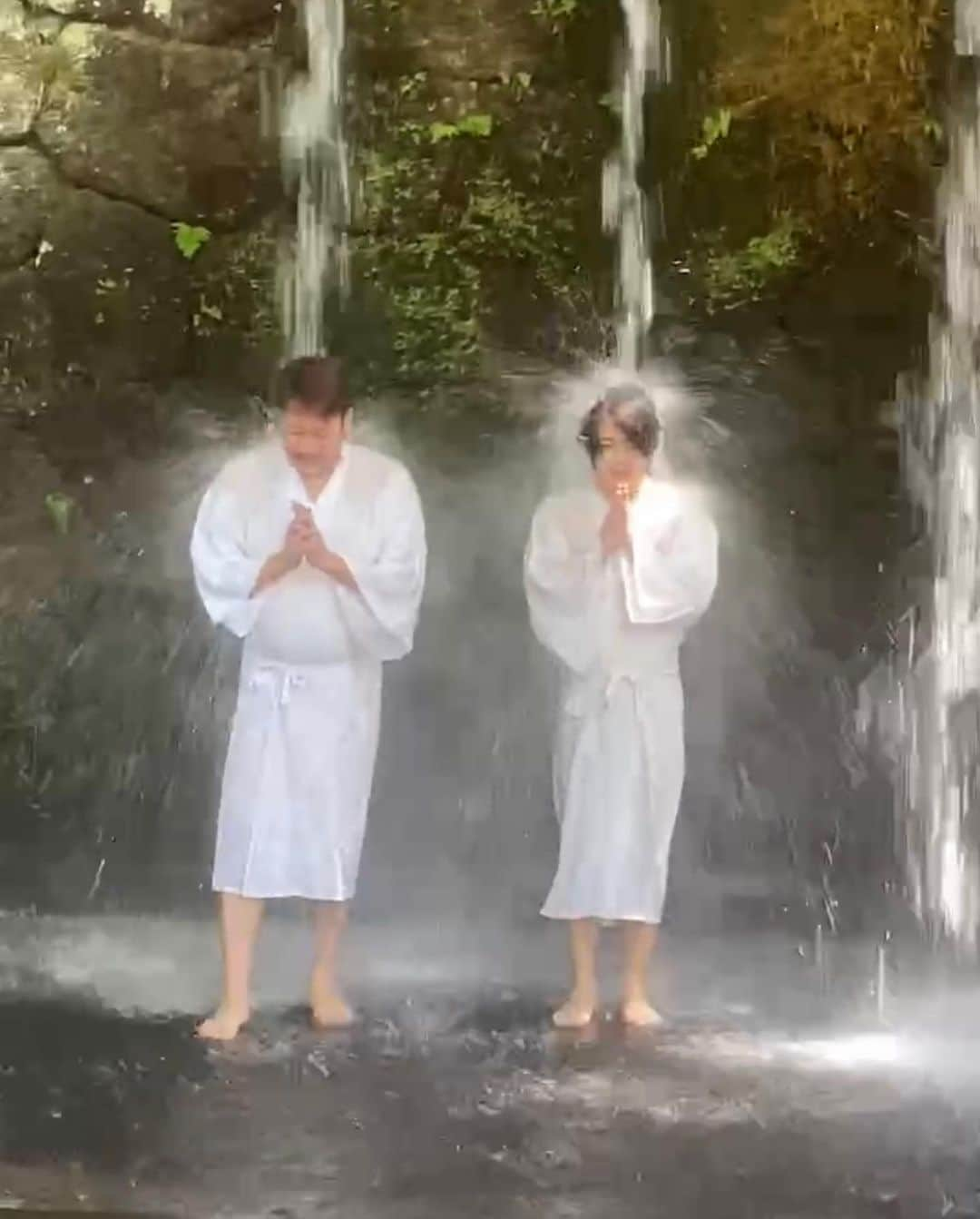 泉クリスさんのインスタグラム写真 - (泉クリスInstagram)「滝行で有名な富山県にある 「大岩山日石寺」で身を清めてきた。  夏場はスッキリするほど気持ちいいけど 雪の降る寒い時期に滝行するのが本来らしい。  今度は極寒の真冬にきてもう一度滝行したいと思う。  滝行で厄も落として 残りわずかの富山楽しんでます✨  まだ残った時間 楽しみ尽くすぞ✨  #富山 #ハートビート #滝行 #お清め #白装束の下はスッポンポン  #大岩山日石寺」8月20日 12時19分 - izu3icris