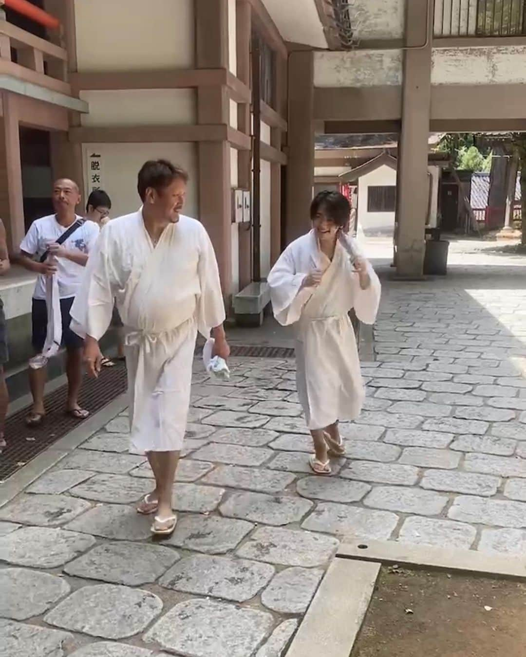 泉クリスさんのインスタグラム写真 - (泉クリスInstagram)「滝行で有名な富山県にある 「大岩山日石寺」で身を清めてきた。  夏場はスッキリするほど気持ちいいけど 雪の降る寒い時期に滝行するのが本来らしい。  今度は極寒の真冬にきてもう一度滝行したいと思う。  滝行で厄も落として 残りわずかの富山楽しんでます✨  まだ残った時間 楽しみ尽くすぞ✨  #富山 #ハートビート #滝行 #お清め #白装束の下はスッポンポン  #大岩山日石寺」8月20日 12時19分 - izu3icris