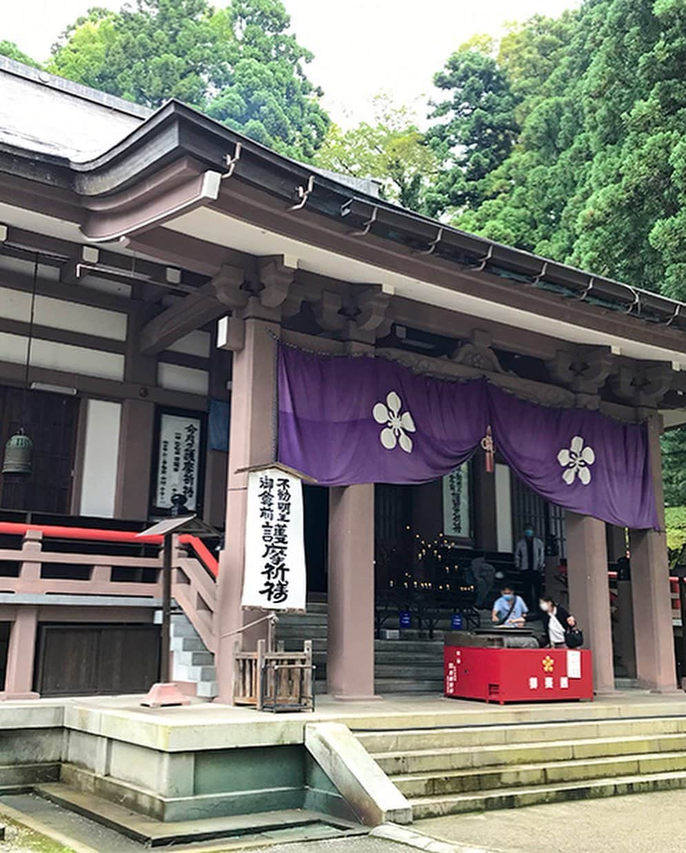 泉クリスさんのインスタグラム写真 - (泉クリスInstagram)「滝行で有名な富山県にある 「大岩山日石寺」で身を清めてきた。  夏場はスッキリするほど気持ちいいけど 雪の降る寒い時期に滝行するのが本来らしい。  今度は極寒の真冬にきてもう一度滝行したいと思う。  滝行で厄も落として 残りわずかの富山楽しんでます✨  まだ残った時間 楽しみ尽くすぞ✨  #富山 #ハートビート #滝行 #お清め #白装束の下はスッポンポン  #大岩山日石寺」8月20日 12時19分 - izu3icris